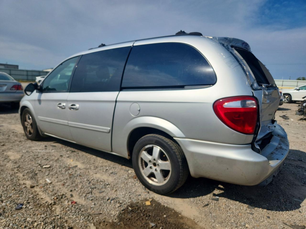 2005 Dodge Grand Caravan Sxt Silver vin: 2D4GP44L35R142381