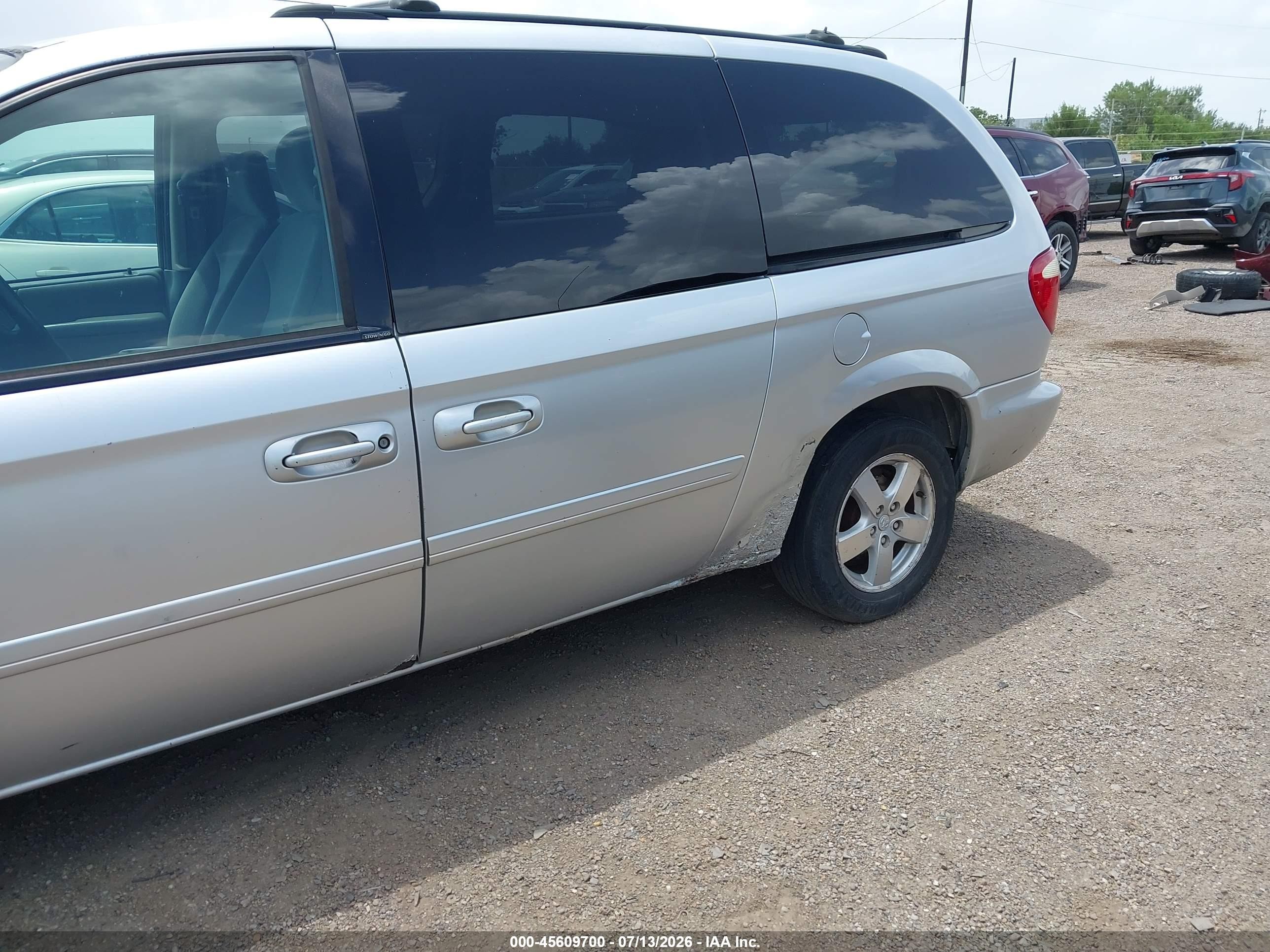 2005 Dodge Grand Caravan Sxt Серебряный vin: 2D4GP44L35R349448