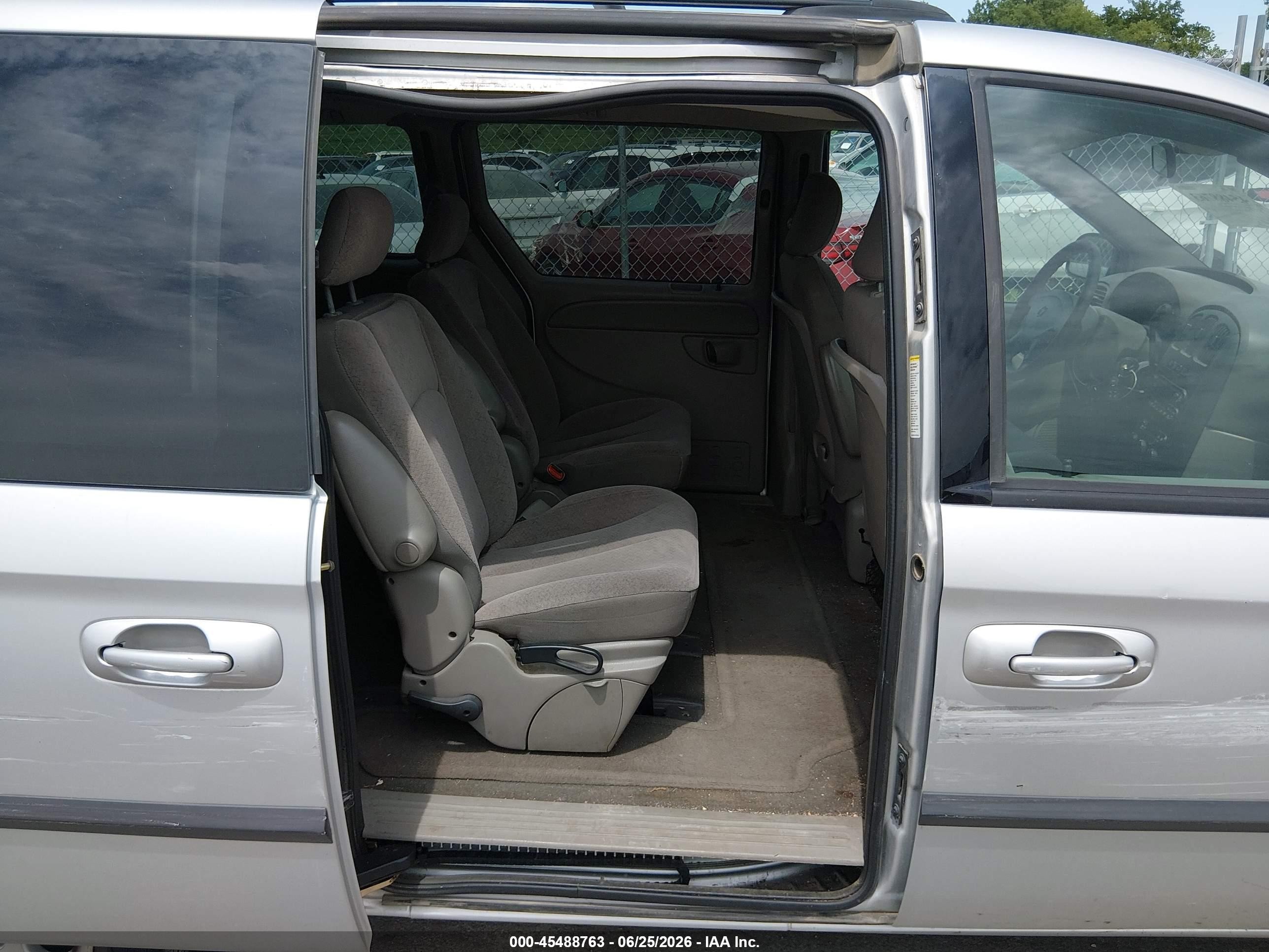 2003 Dodge Grand Caravan Sport Silver vin: 2D4GP44L43R235827