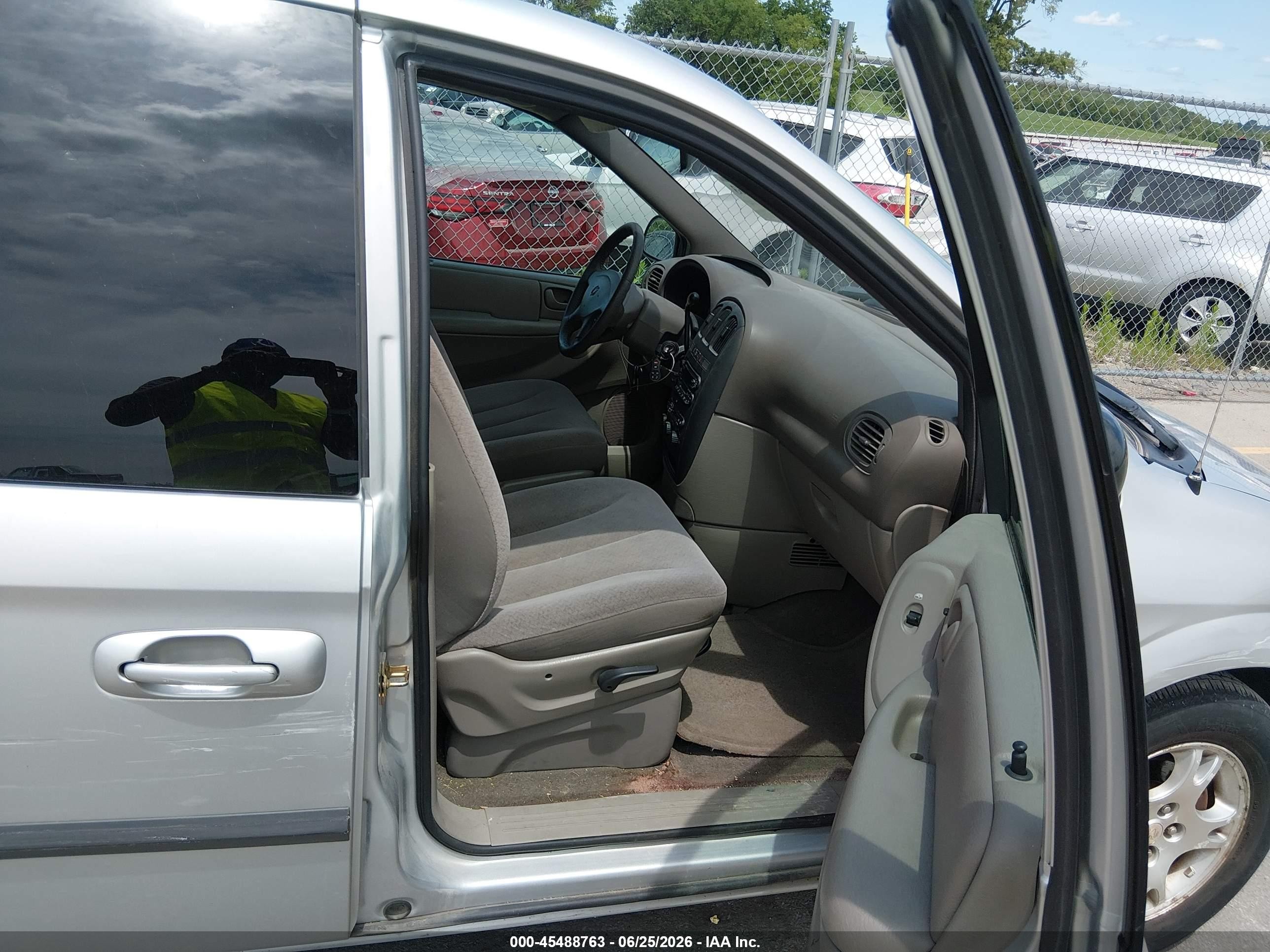 2003 Dodge Grand Caravan Sport Silver vin: 2D4GP44L43R235827