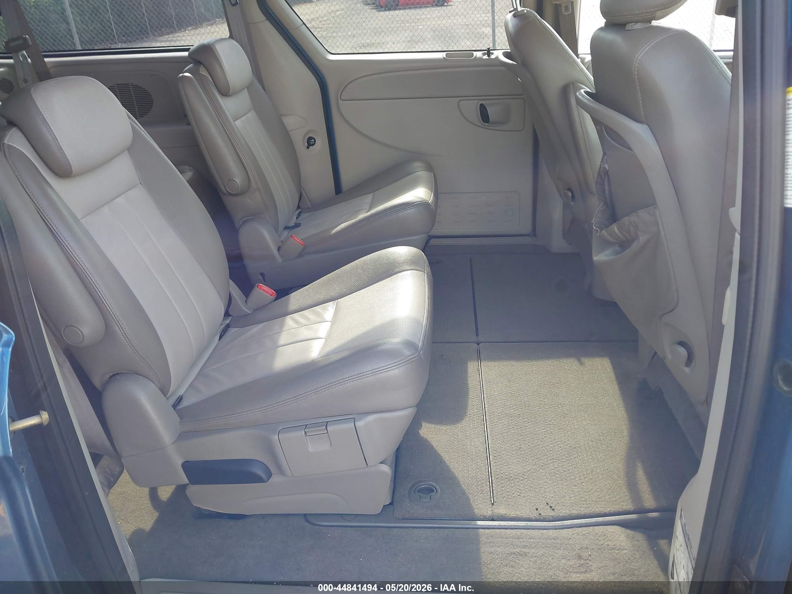 2005 Dodge Grand Caravan Sxt Blue vin: 2D4GP44L55R369328