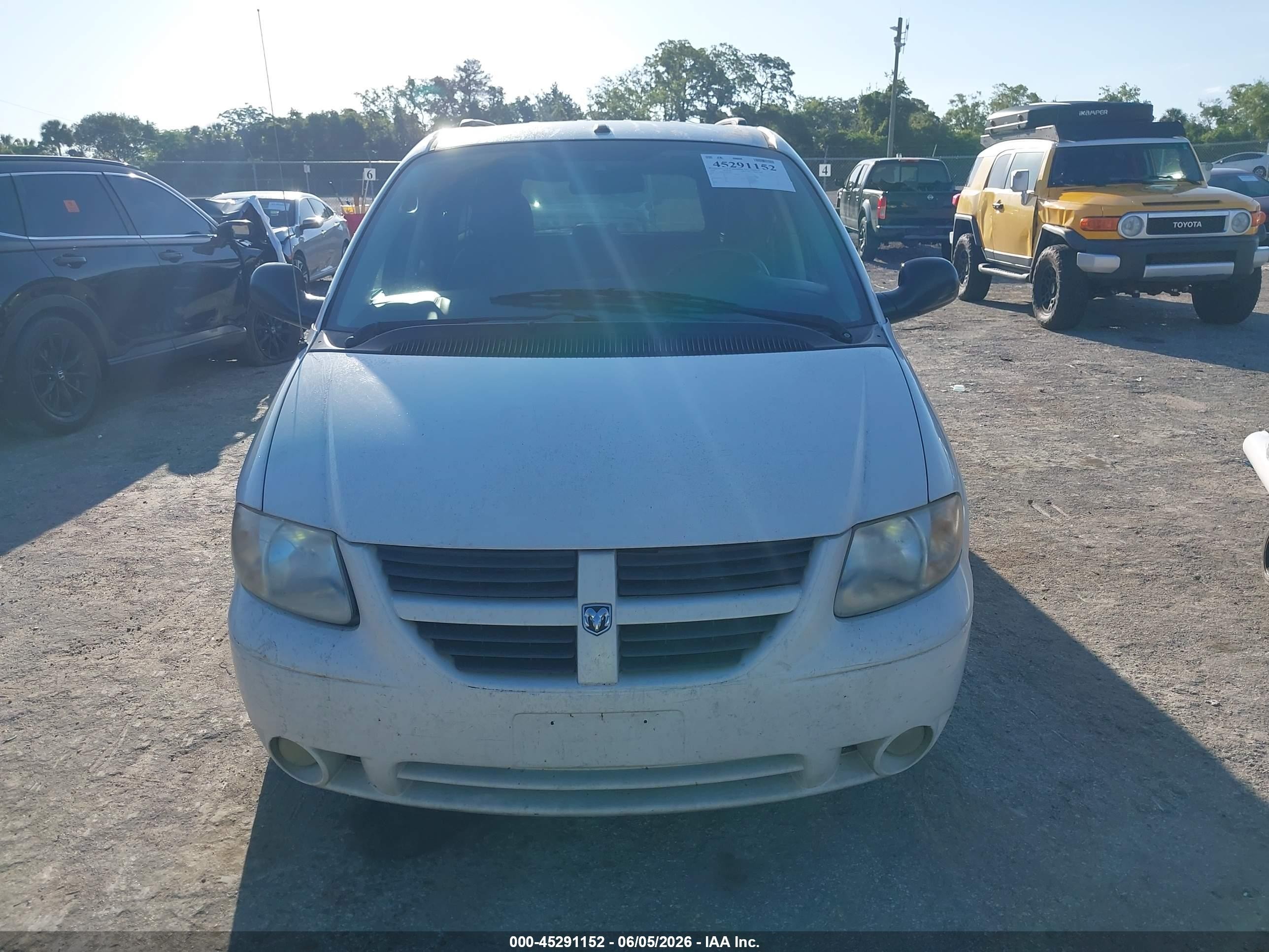 2006 Dodge Grand Caravan Sxt Белый vin: 2D4GP44L56R879843