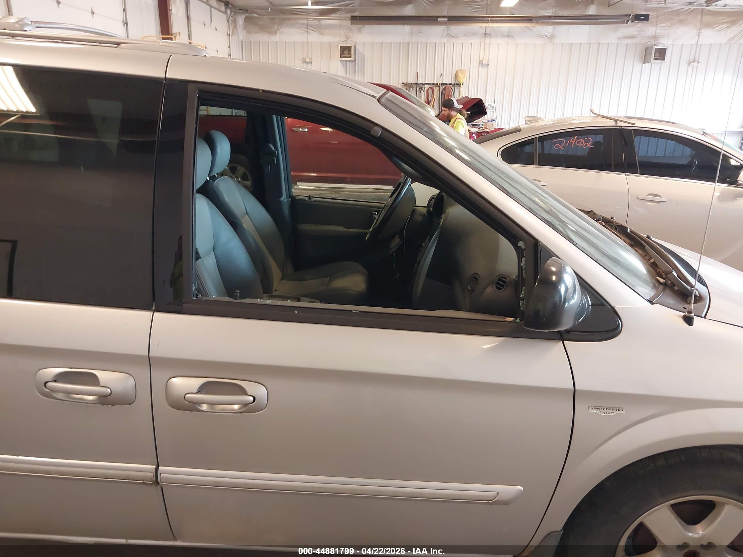 2004 Dodge Grand Caravan Sxt Silver vin: 2D4GP44L64R543518