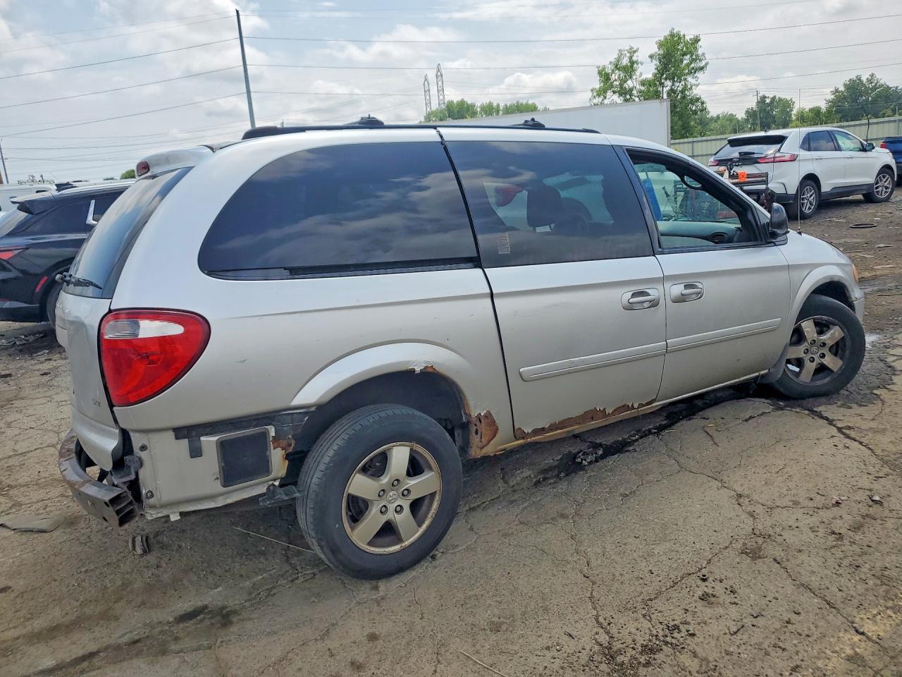 2005 Dodge Grand Caravan Sxt Серебряный vin: 2D4GP44L85R129626