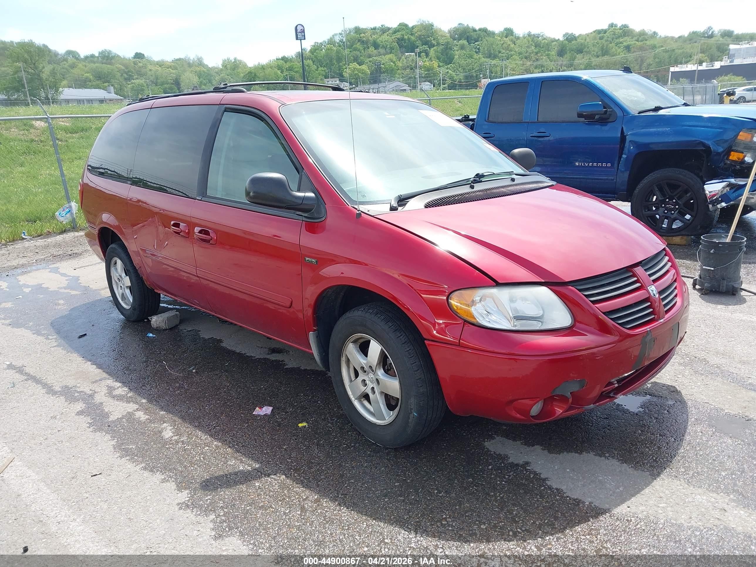 2005 Dodge Grand Caravan Sxt Red vin: 2D4GP44L85R382235