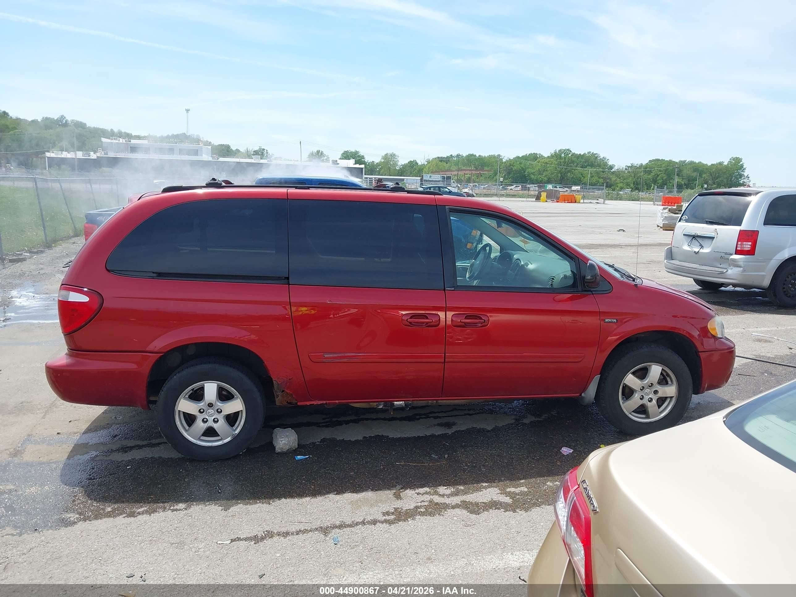 2005 Dodge Grand Caravan Sxt Red vin: 2D4GP44L85R382235