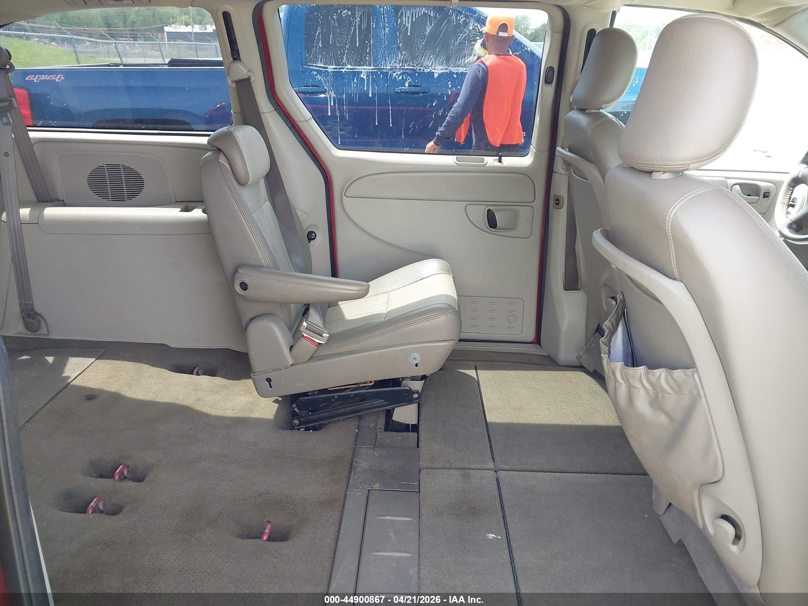 2005 Dodge Grand Caravan Sxt Red vin: 2D4GP44L85R382235