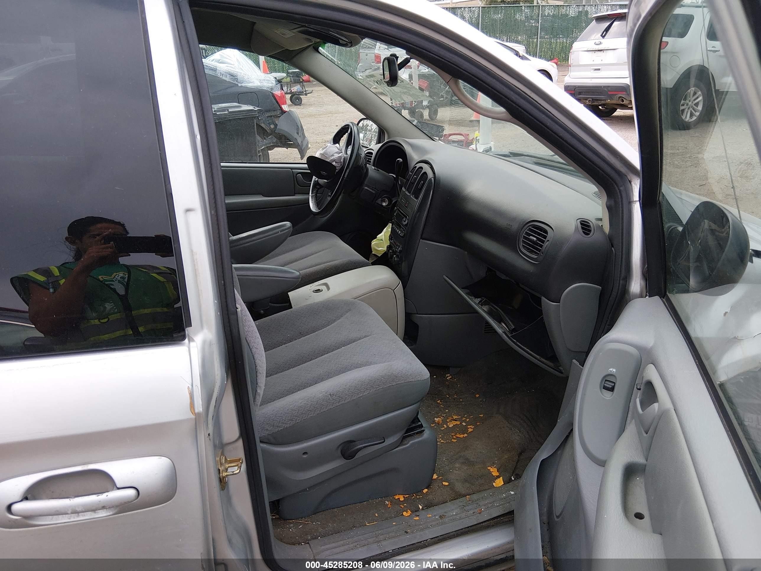 2006 Dodge Grand Caravan Sxt Silver vin: 2D4GP44L86R761947