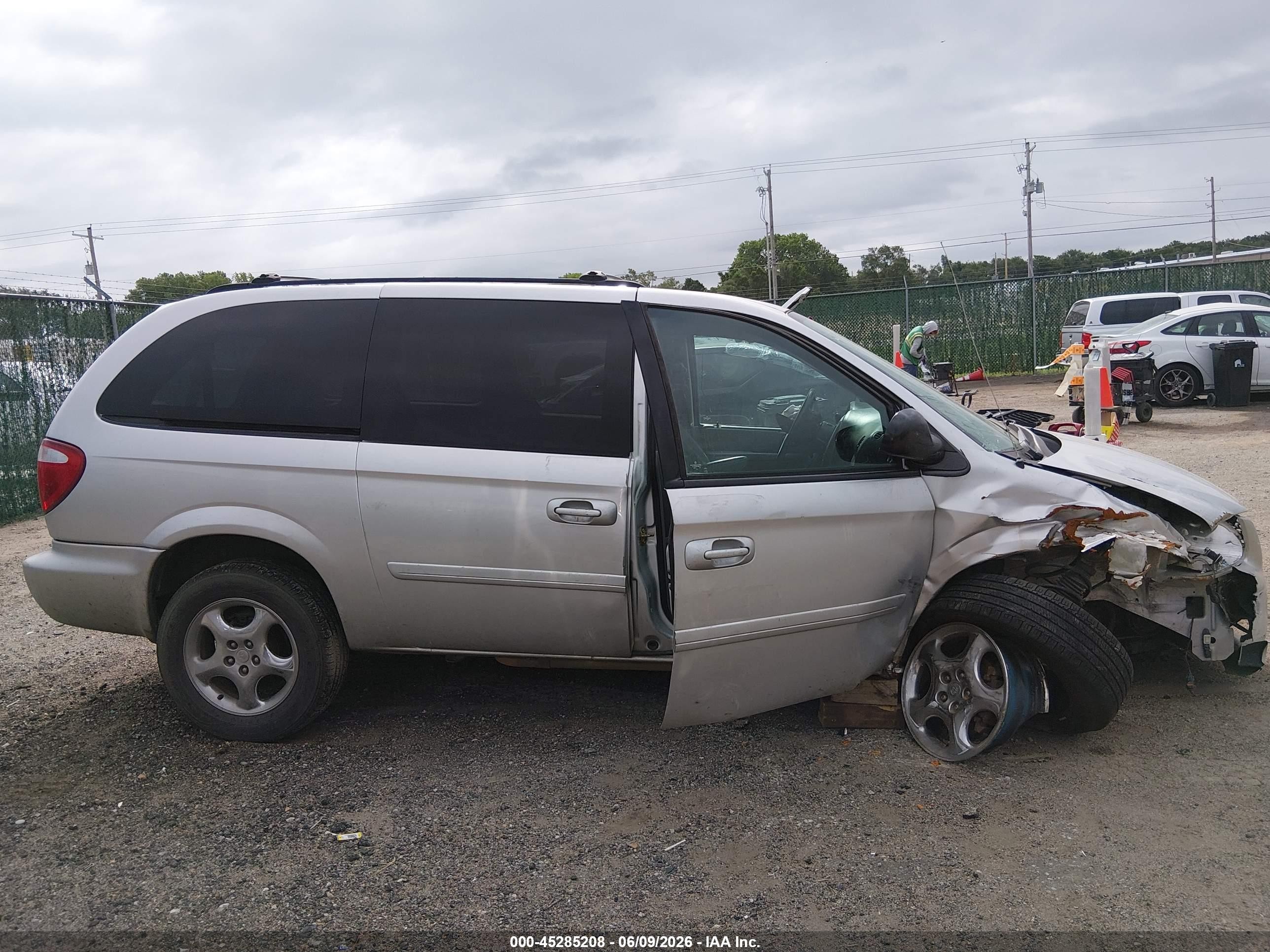 2006 Dodge Grand Caravan Sxt Silver vin: 2D4GP44L86R761947