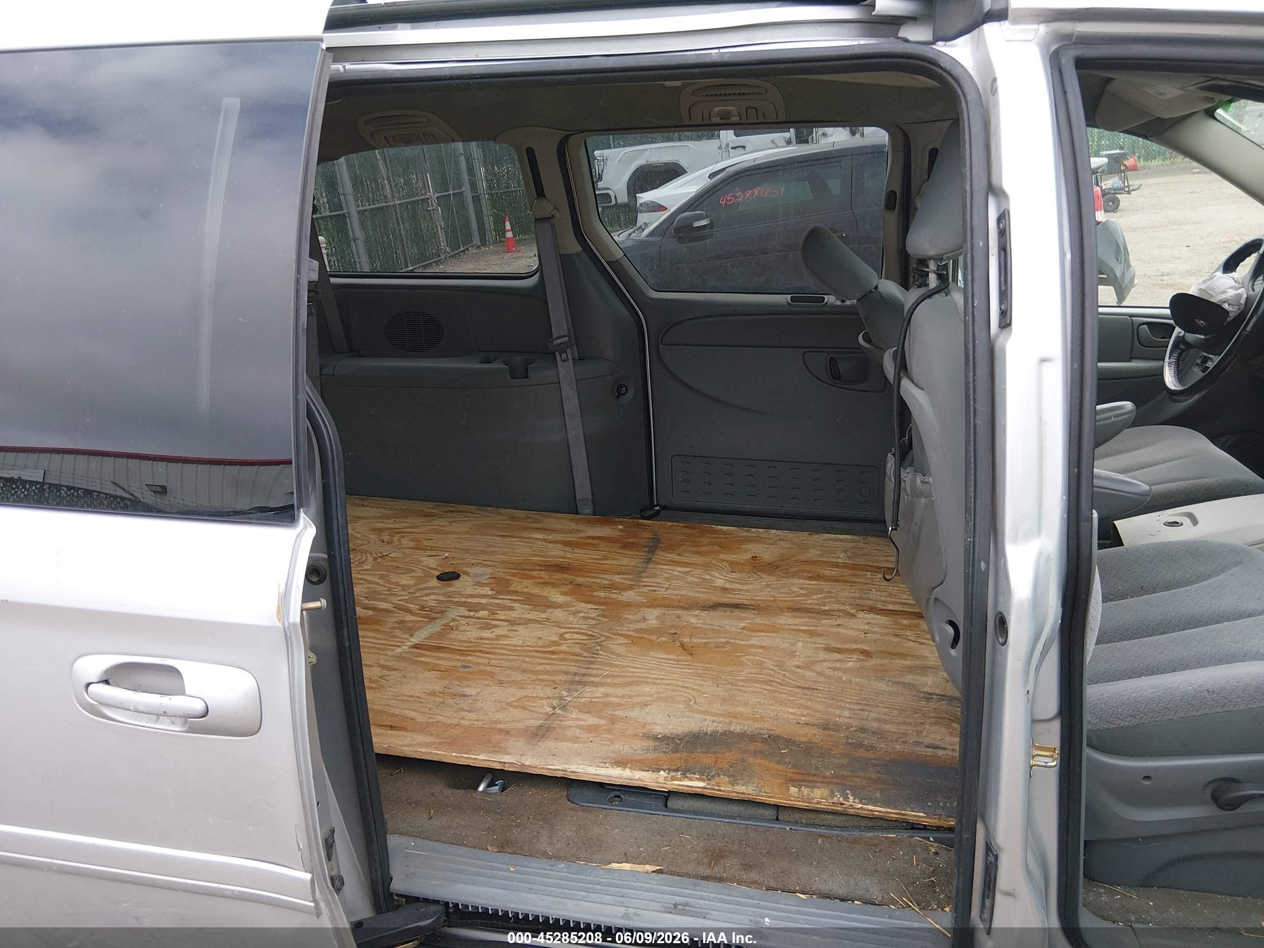 2006 Dodge Grand Caravan Sxt Silver vin: 2D4GP44L86R761947