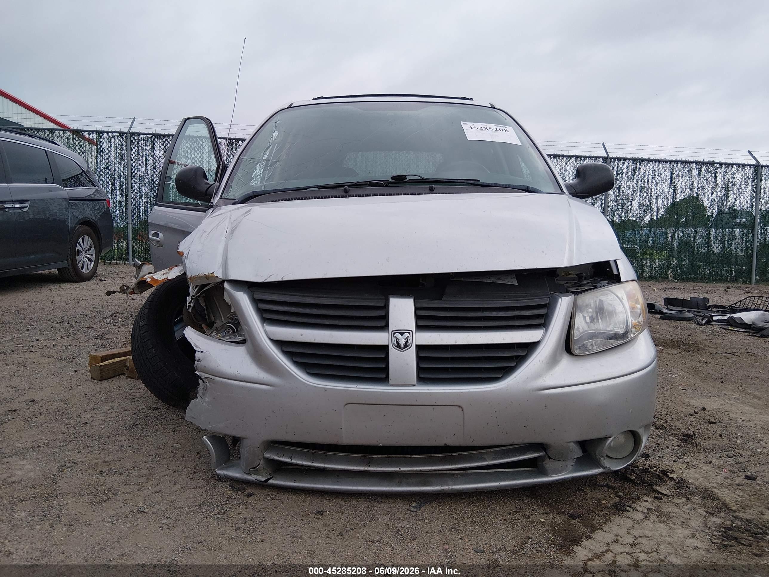 2006 Dodge Grand Caravan Sxt Silver vin: 2D4GP44L86R761947