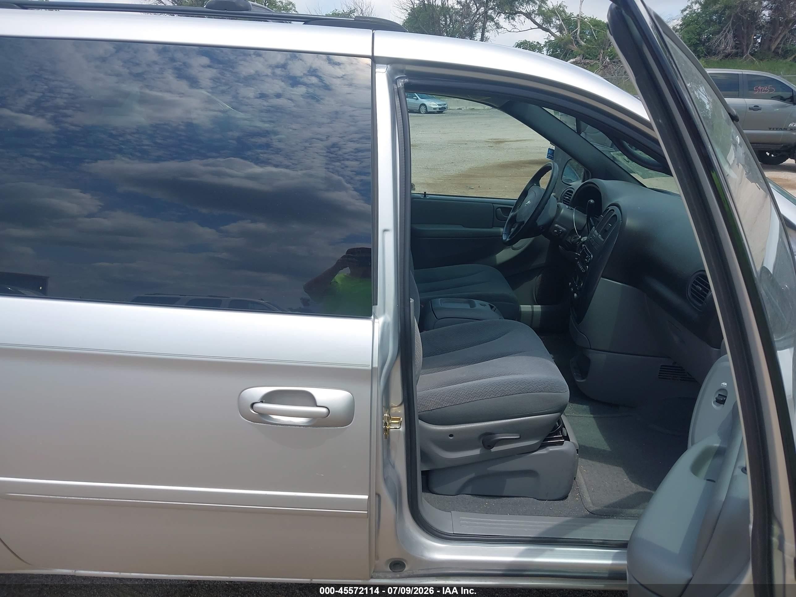 2005 Dodge Caravan Sxt Silver vin: 2D4GP44L95R113869