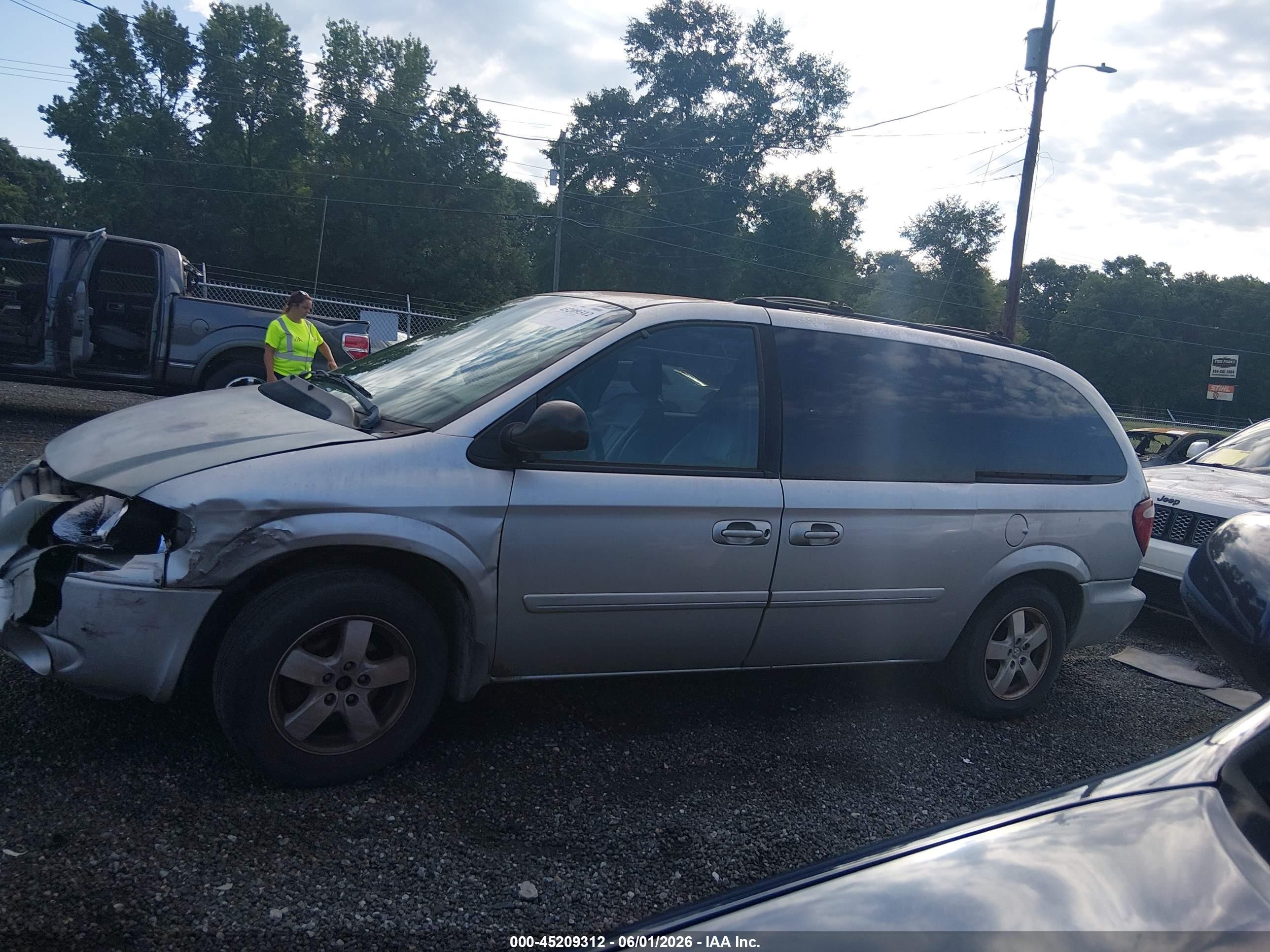 2005 Dodge Grand Caravan Sxt Silver vin: 2D4GP44L95R186465