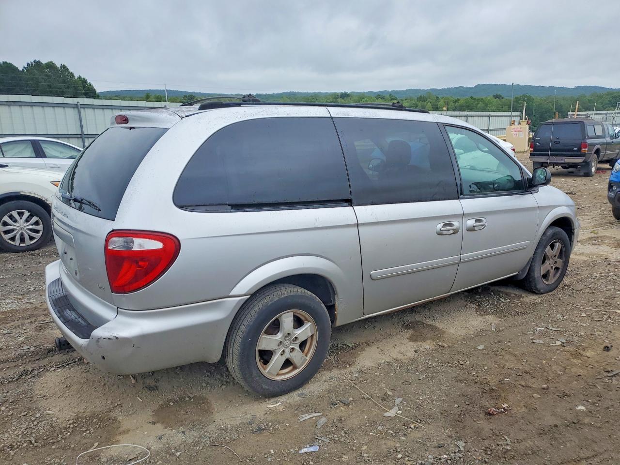 2005 Dodge Grand Caravan Sxt Silver vin: 2D4GP44LX5R266325