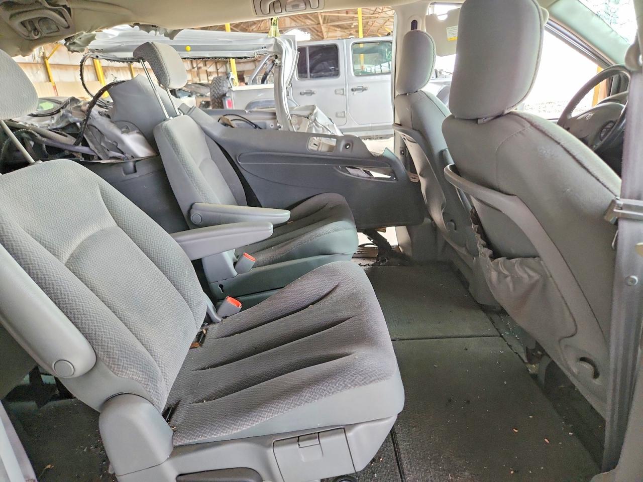 2005 Dodge Grand Caravan Sxt Silver vin: 2D4GP44LX5R392796