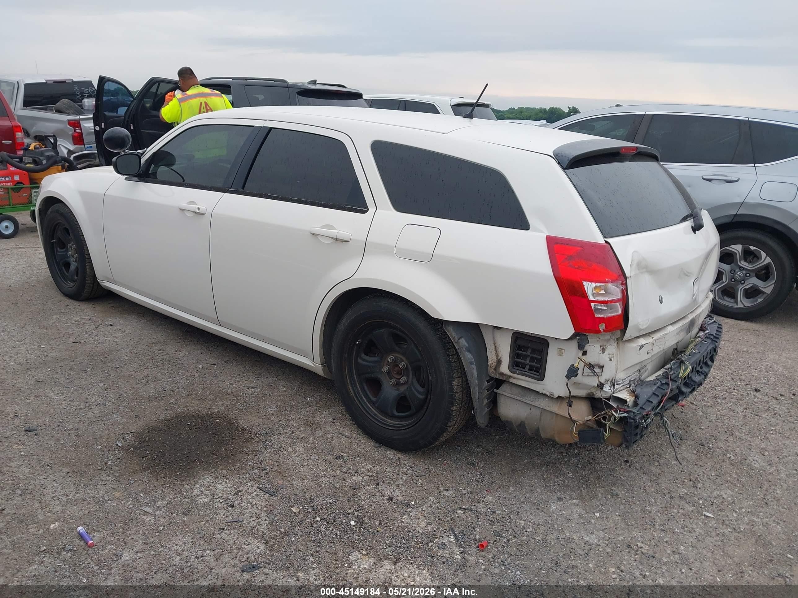 2008 Dodge Magnum   White vin: 2D4GV47228H252311