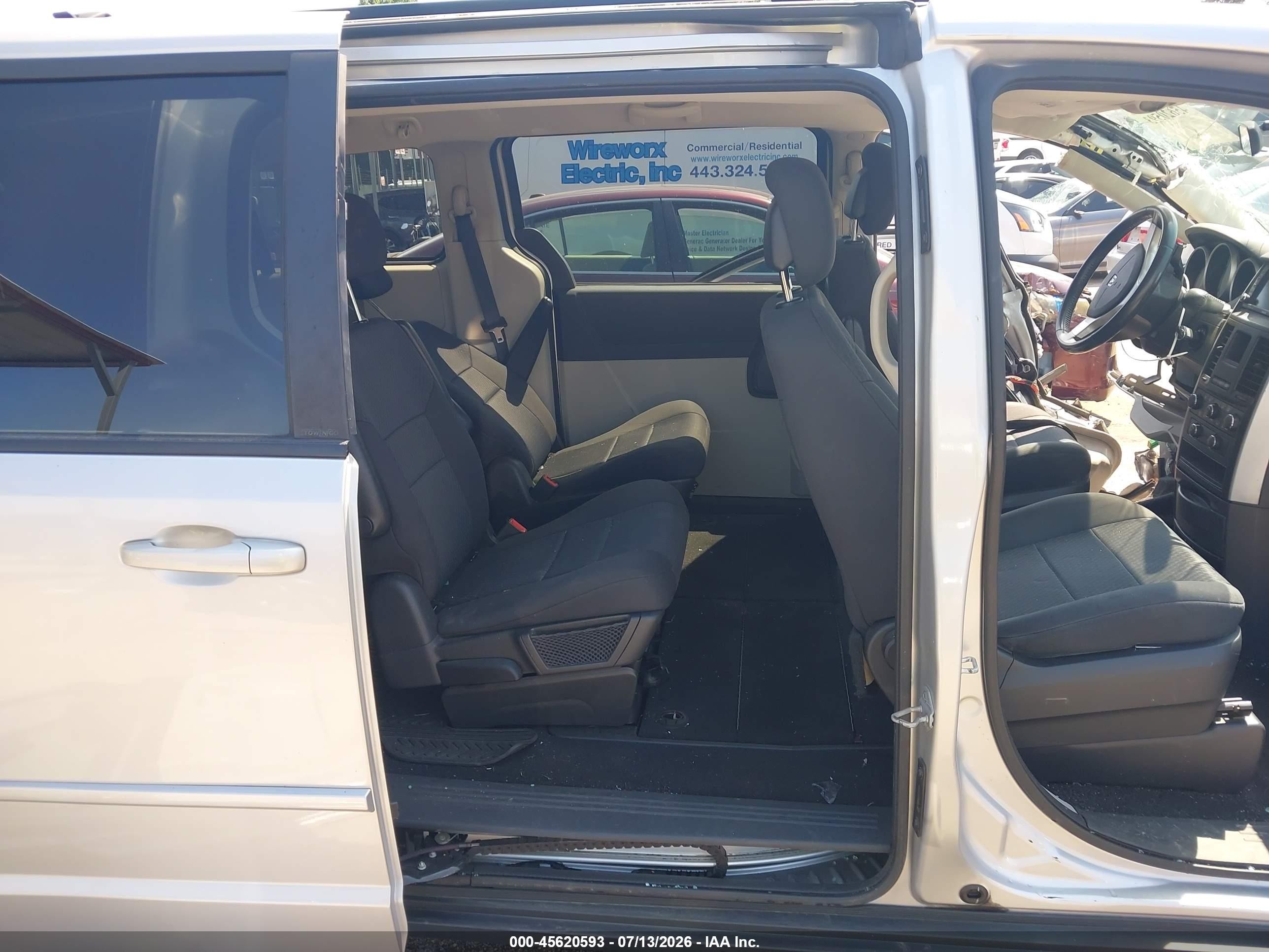 2010 Dodge Grand Caravan Hero Silver vin: 2D4RN3D12AR489105