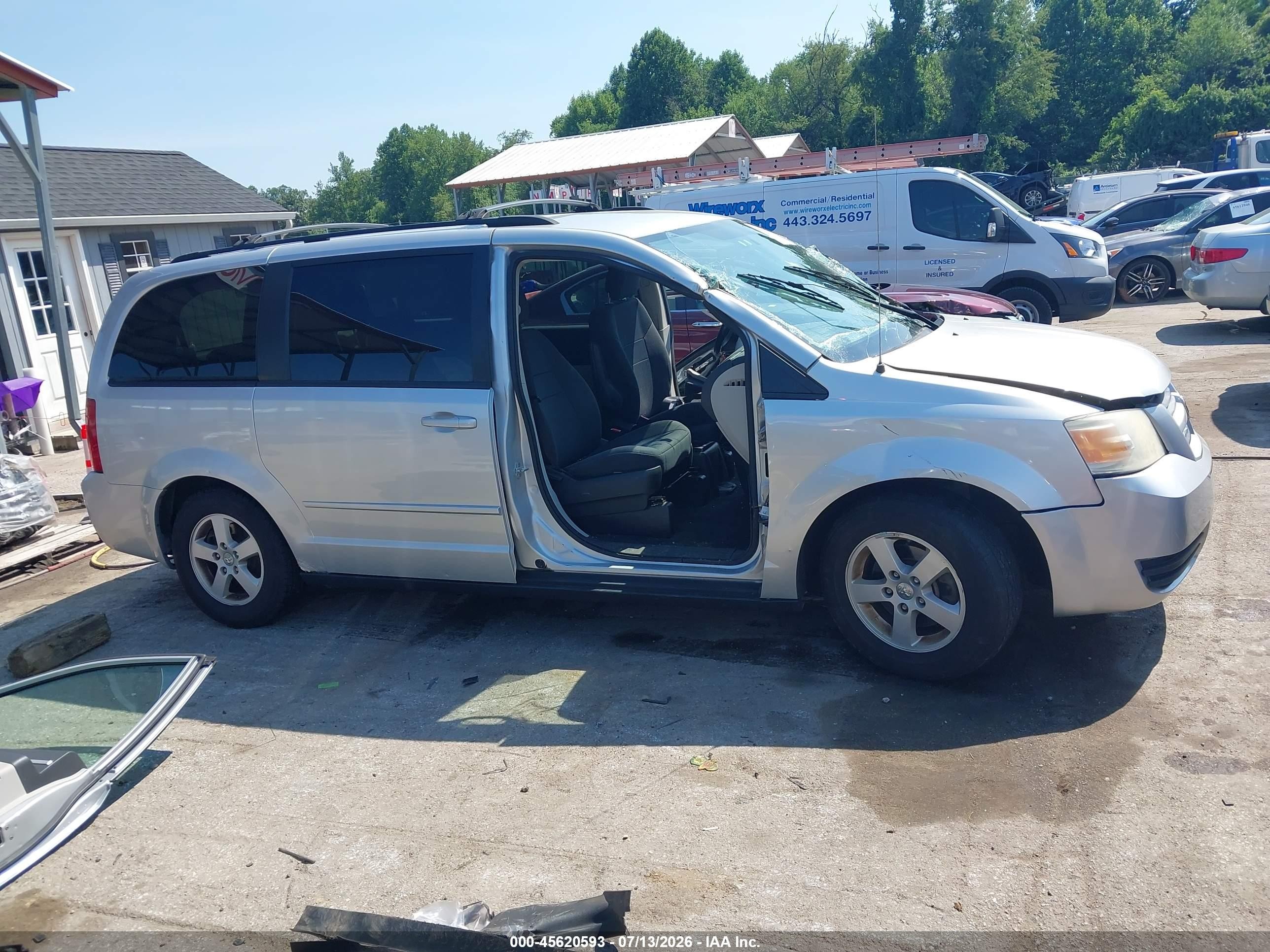 2010 Dodge Grand Caravan Hero Silver vin: 2D4RN3D12AR489105