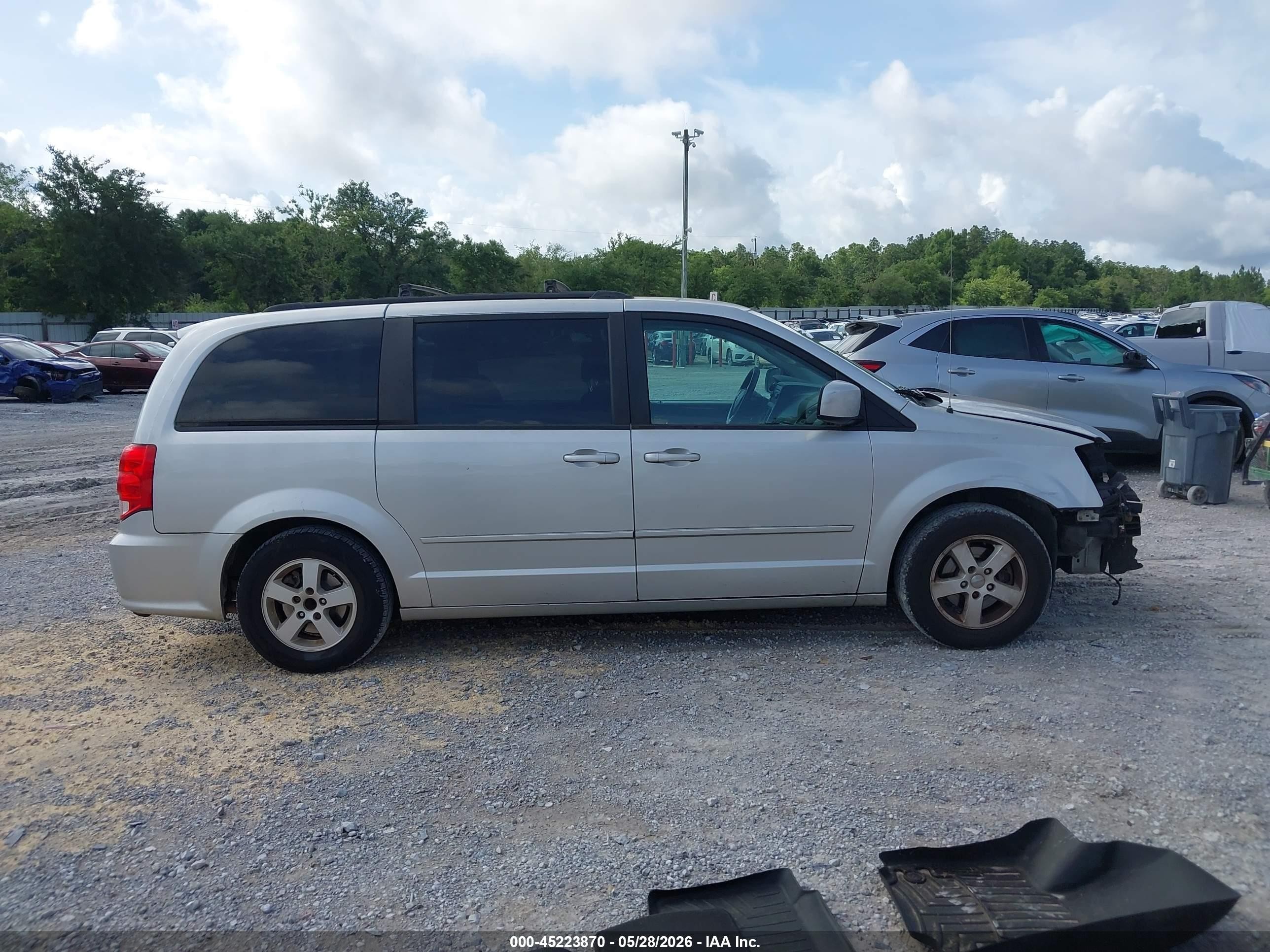 2011 Dodge Grand Caravan Mainstreet Silver vin: 2D4RN3DG3BR639003