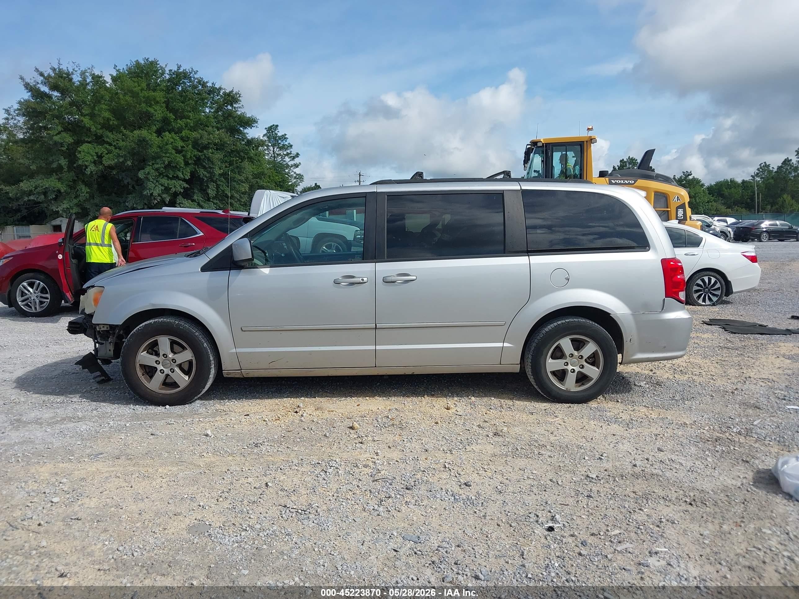 2011 Dodge Grand Caravan Mainstreet Silver vin: 2D4RN3DG3BR639003