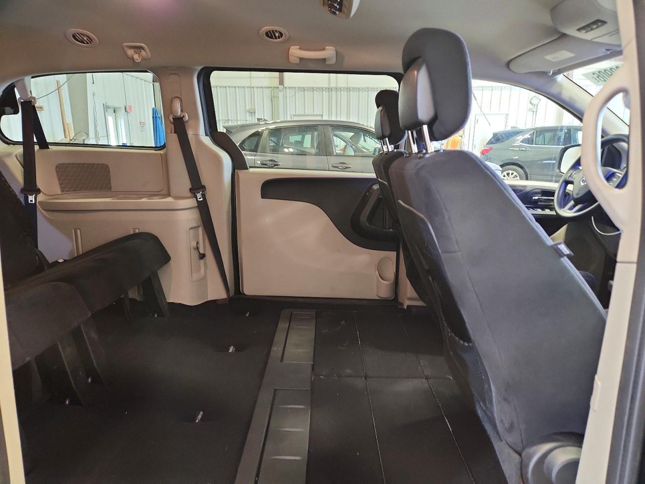 2011 Dodge Grand Caravan Mainstreet Gray vin: 2D4RN3DG9BR742135