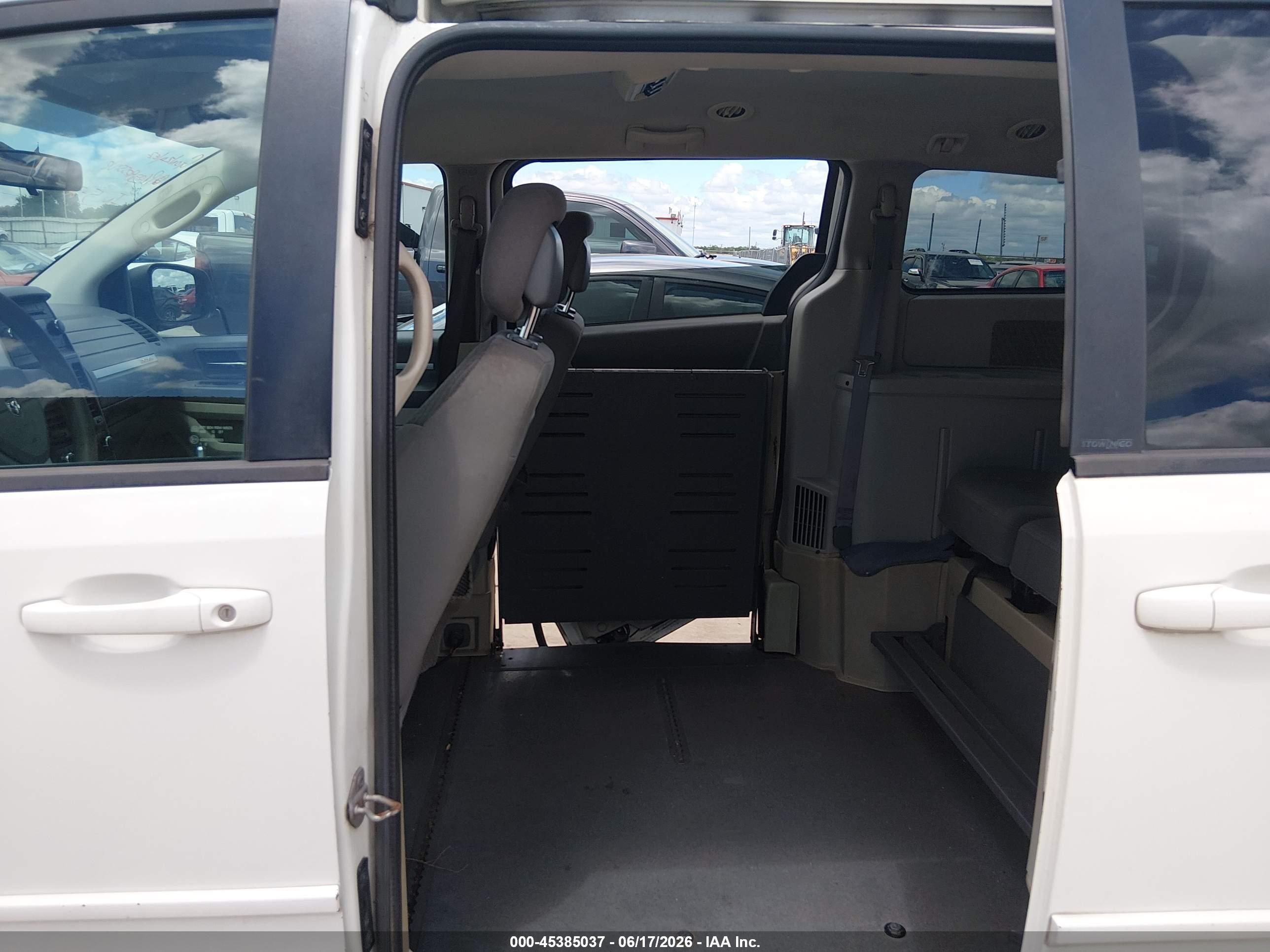 2010 Dodge Grand Caravan Se White vin: 2D4RN4DE0AR296587