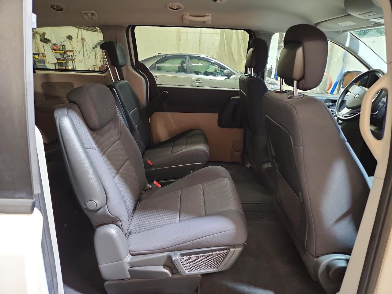2010 Dodge Grand Caravan Se White vin: 2D4RN4DE2AR332795