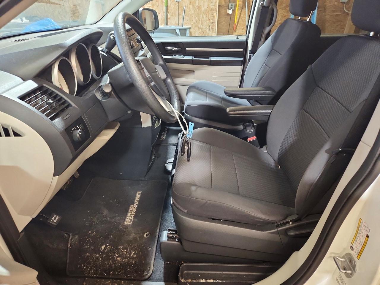 2010 Dodge Grand Caravan Se White vin: 2D4RN4DE2AR332795