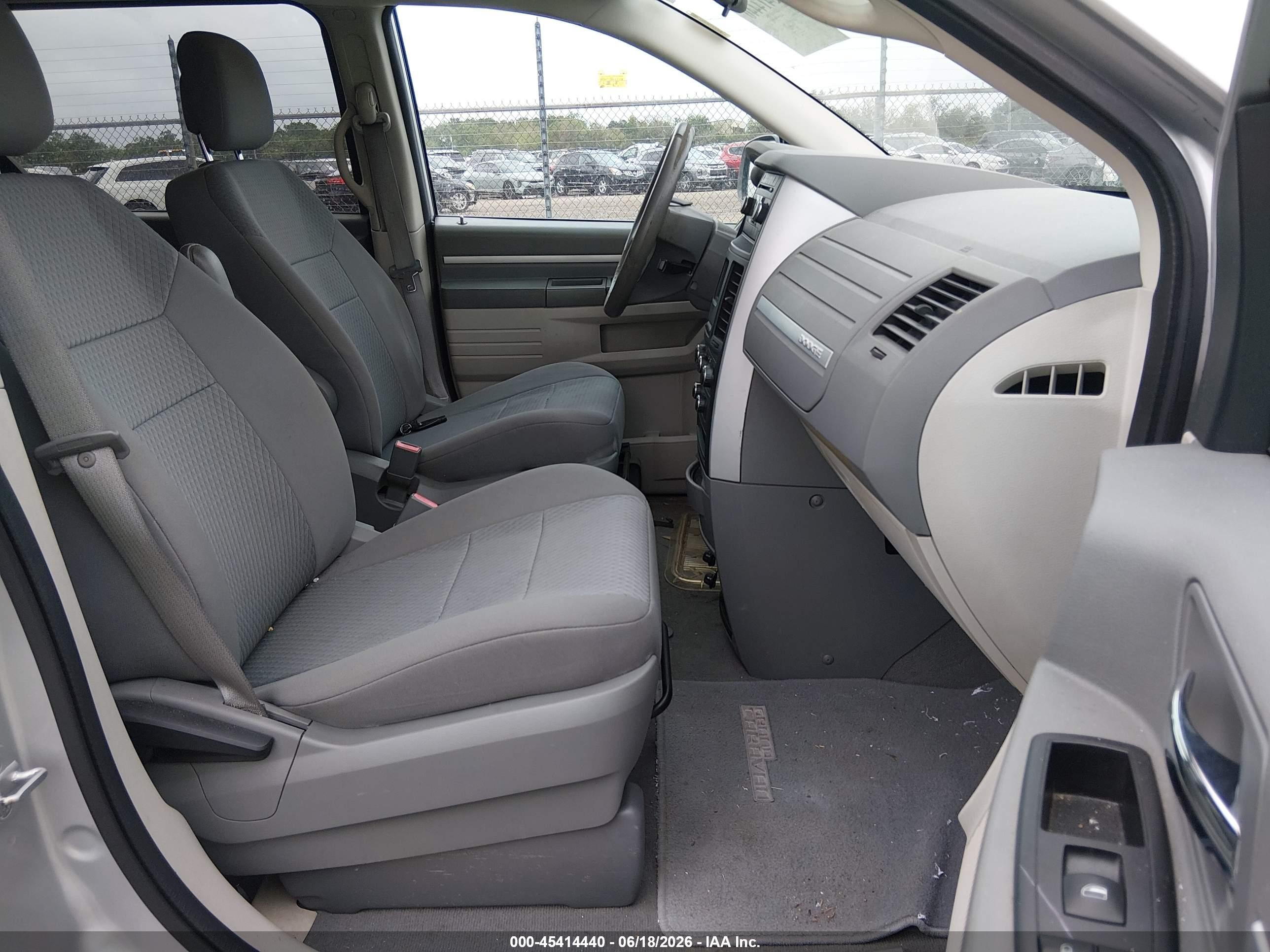 2010 Dodge Grand Caravan Se Silver vin: 2D4RN4DE2AR497584