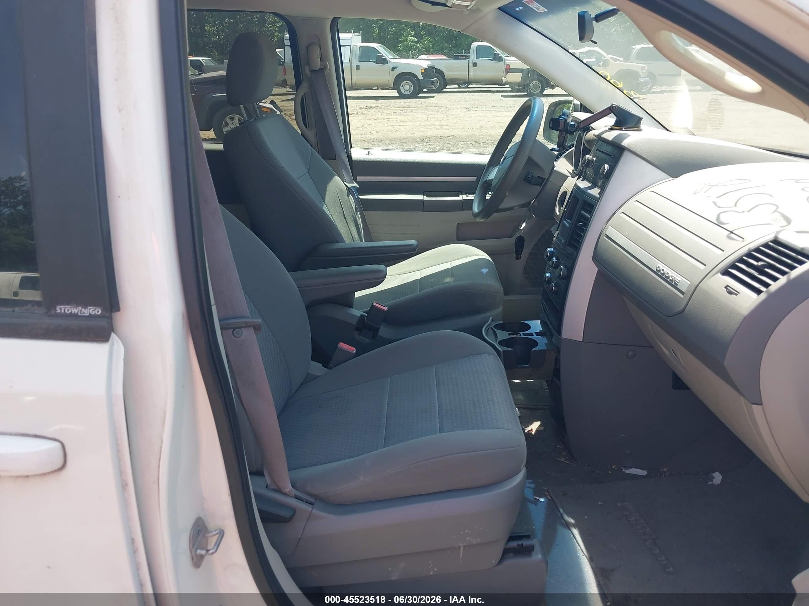 2010 Dodge Grand Caravan Se White vin: 2D4RN4DE6AR171237