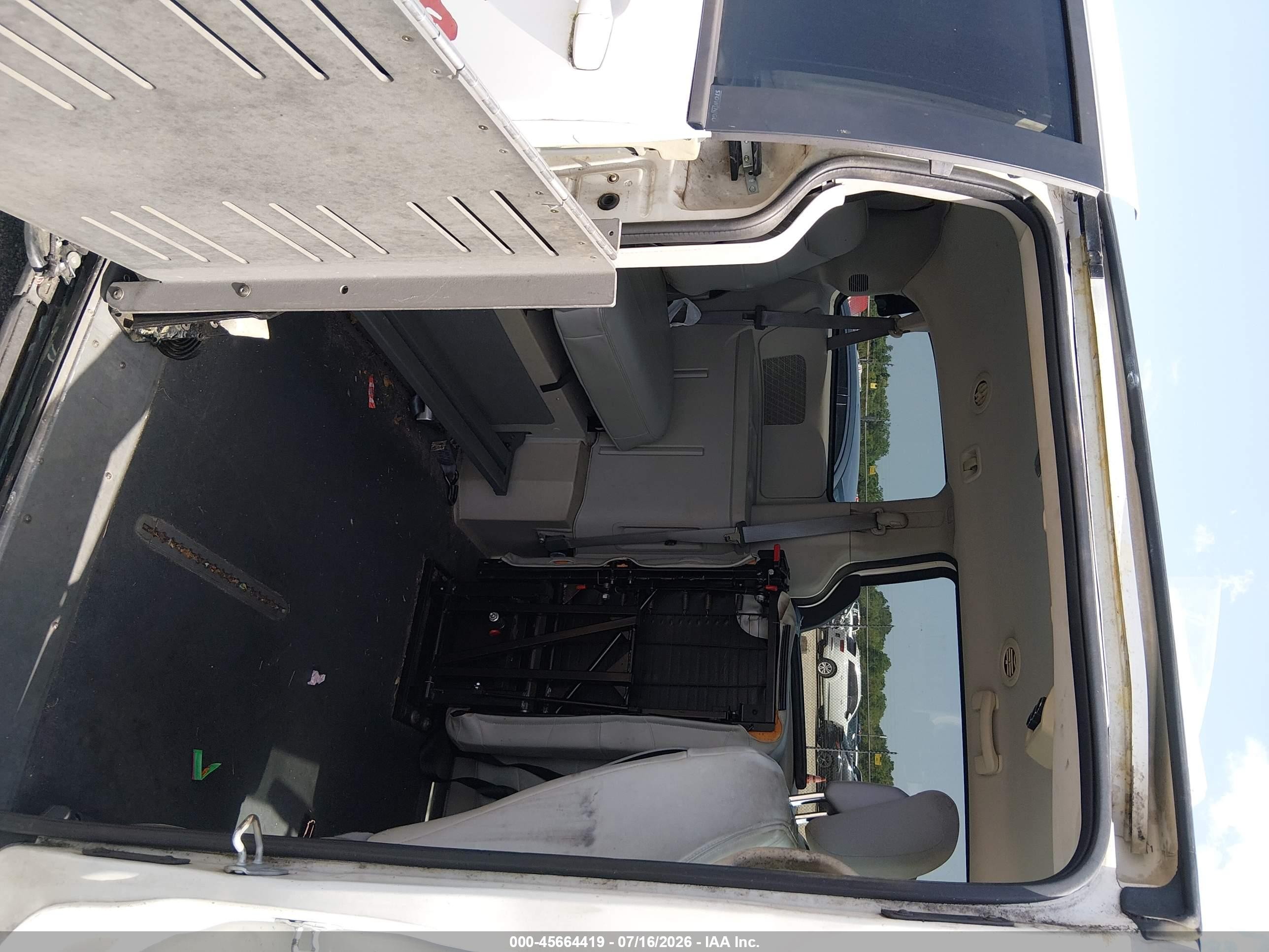 2010 Dodge Grand Caravan Se White vin: 2D4RN4DE9AR445370