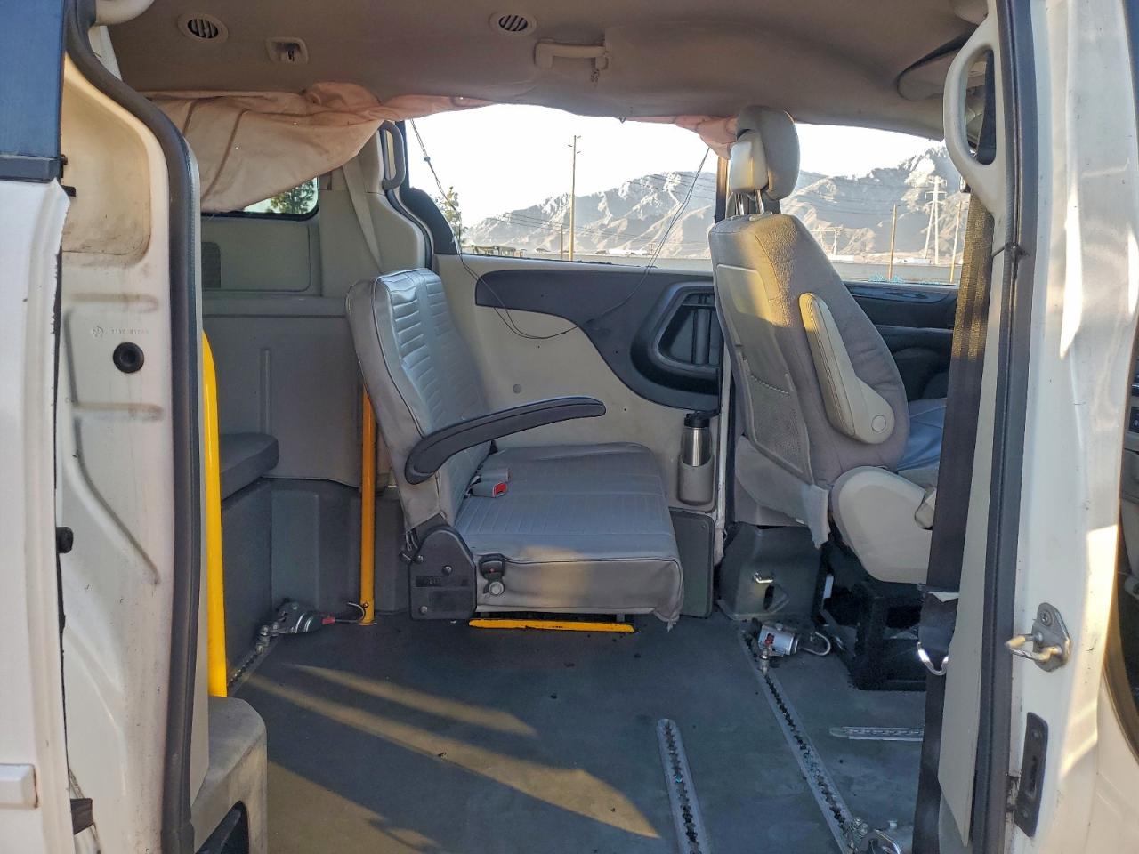 2011 Dodge Grand Caravan Express White vin: 2D4RN4DG5BR779009