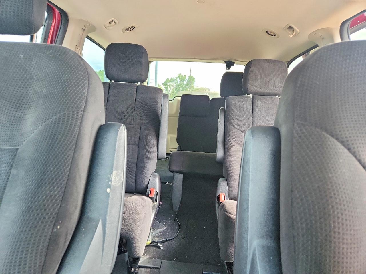 2011 Dodge Grand Caravan Express Red vin: 2D4RN4DG7BR608889
