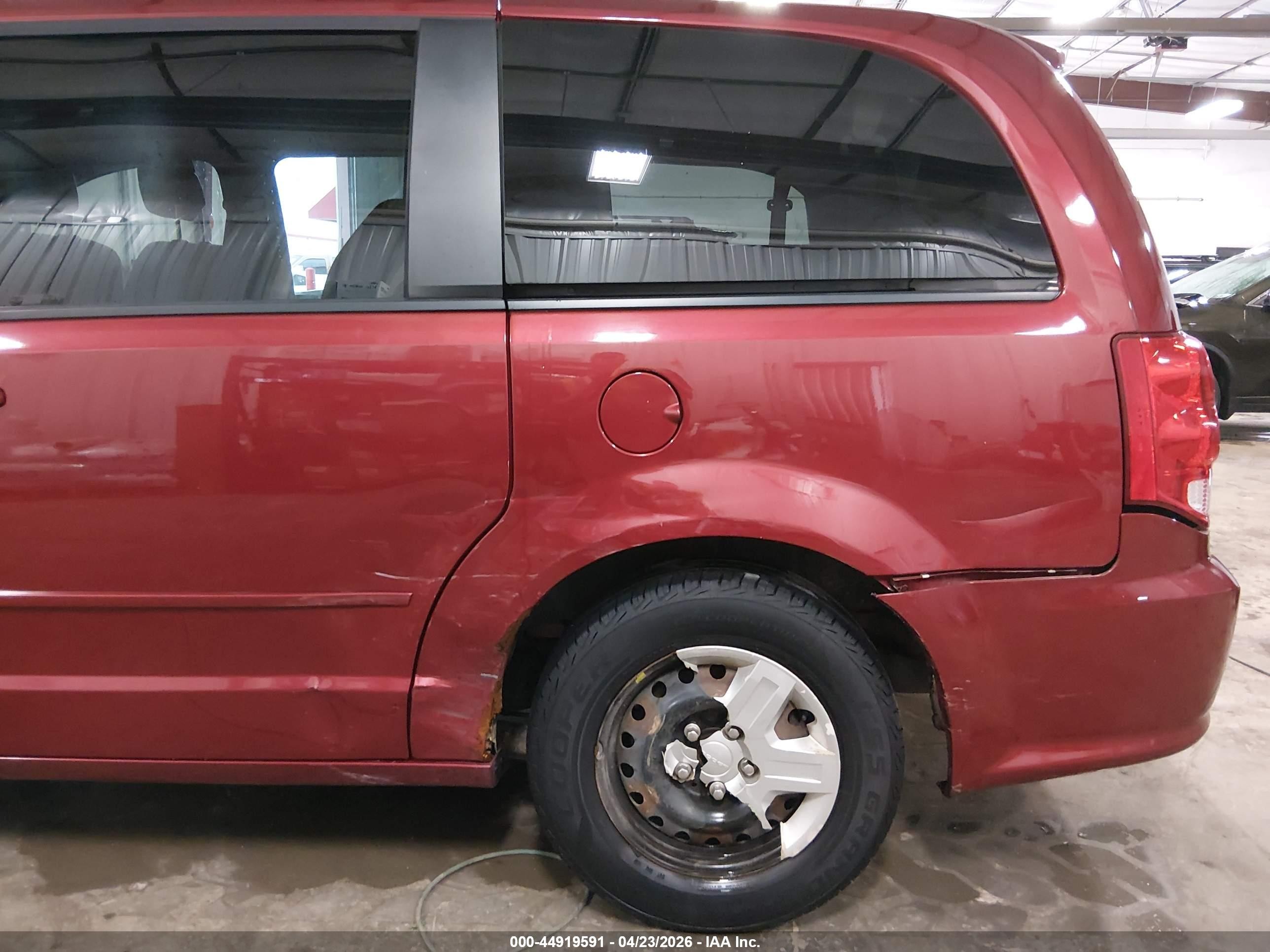 2011 Dodge Grand Caravan Express Red vin: 2D4RN4DG9BR715409