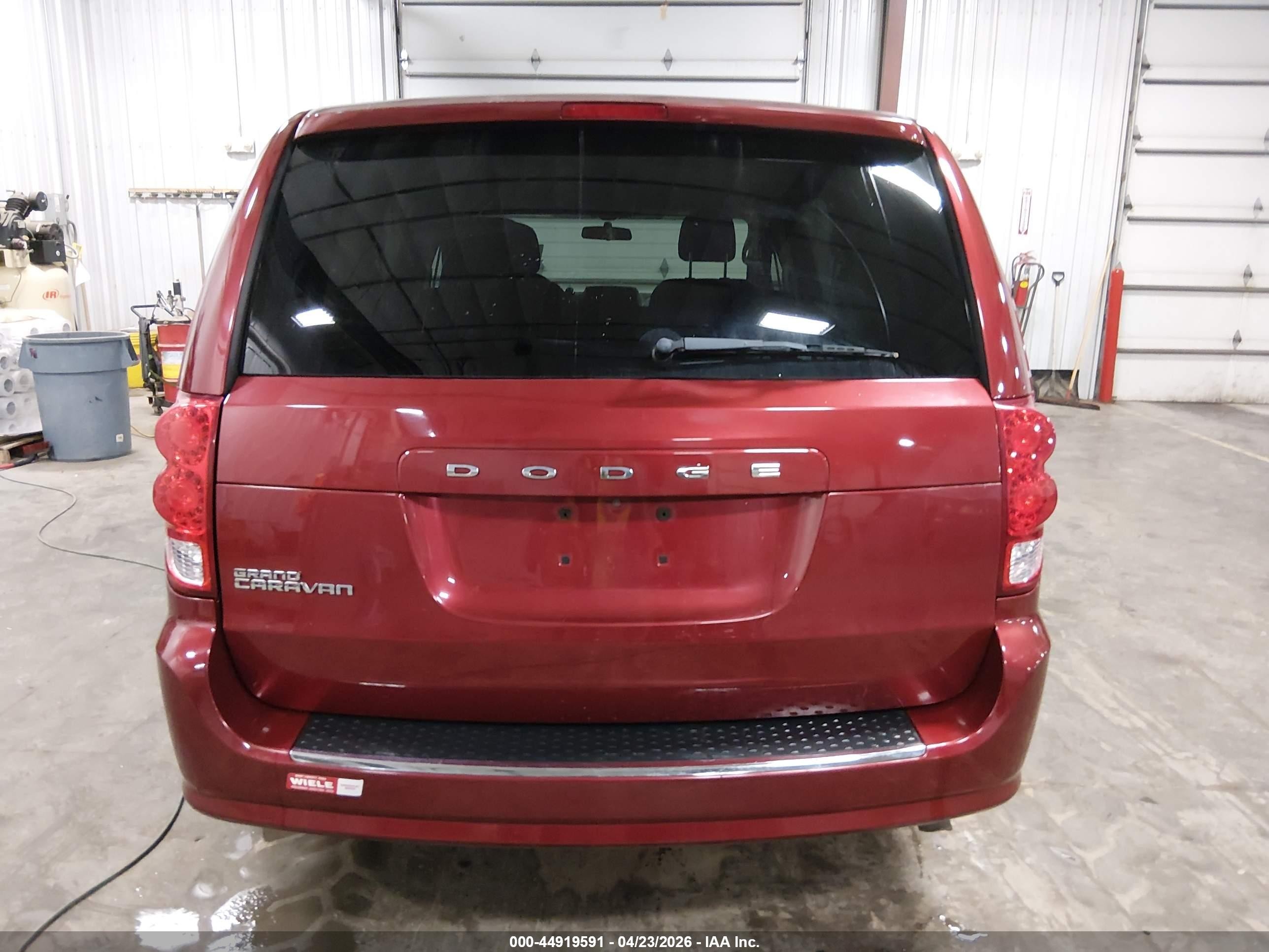 2011 Dodge Grand Caravan Express Red vin: 2D4RN4DG9BR715409