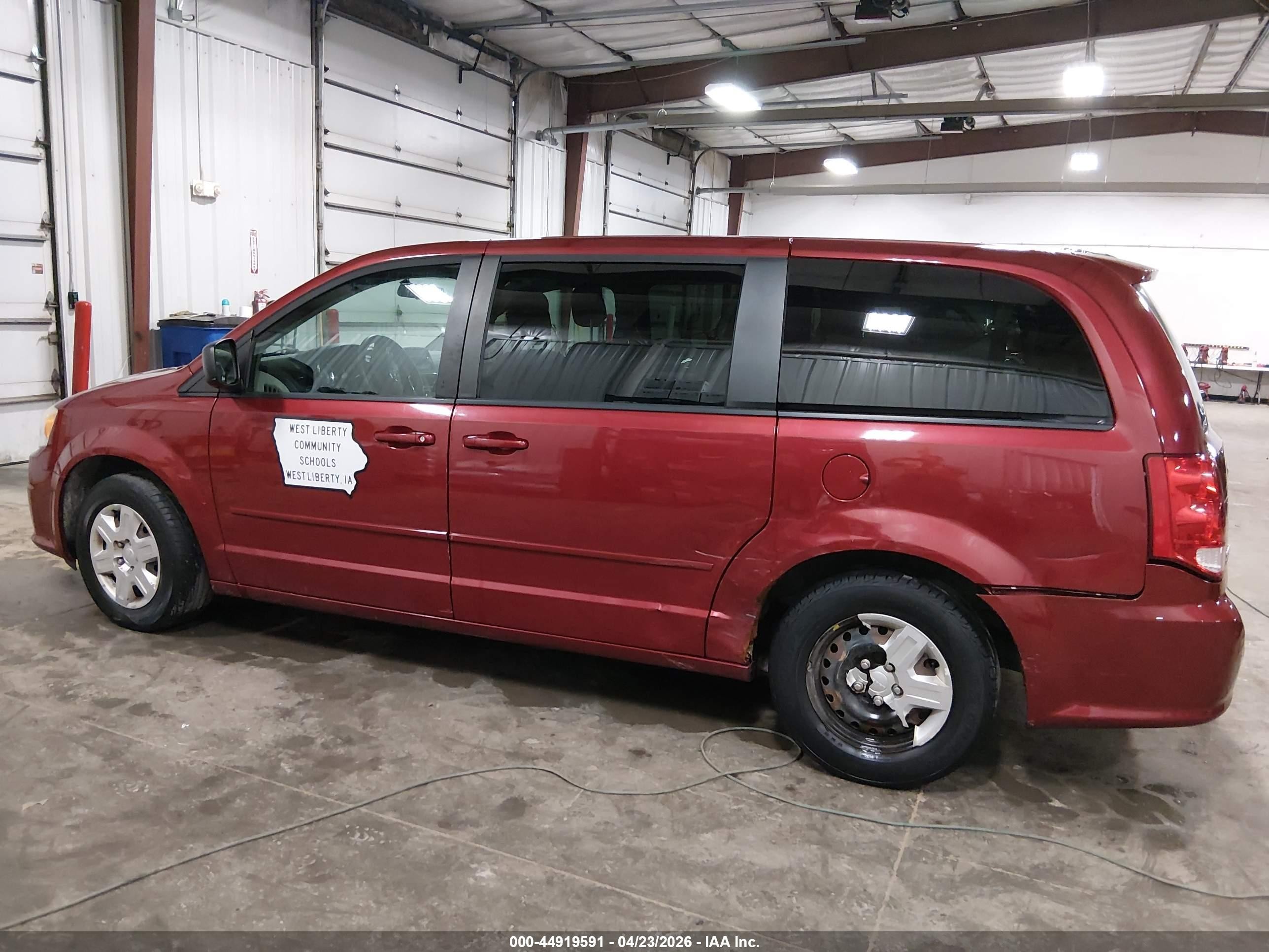 2011 Dodge Grand Caravan Express Red vin: 2D4RN4DG9BR715409
