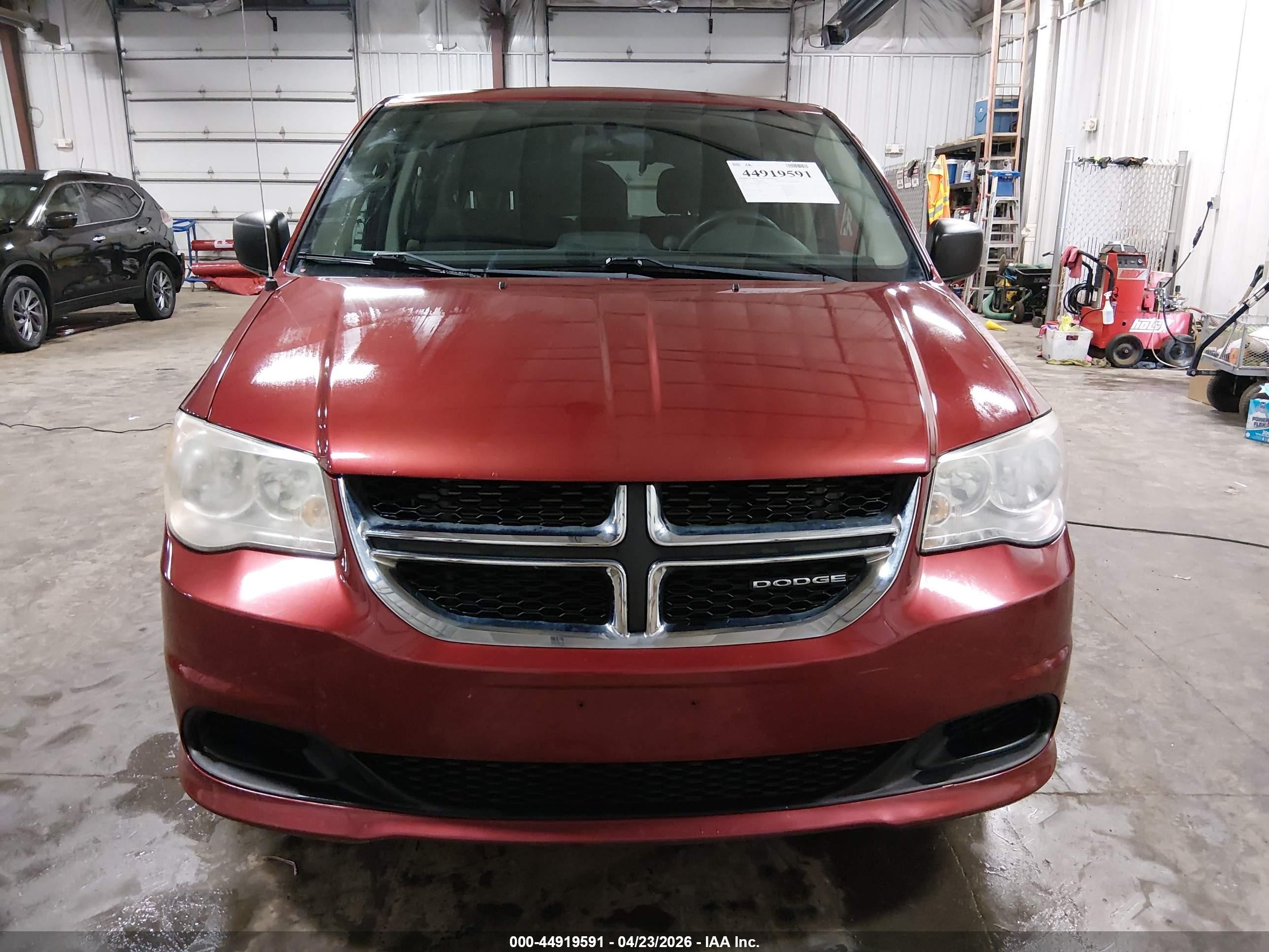 2011 Dodge Grand Caravan Express Red vin: 2D4RN4DG9BR715409