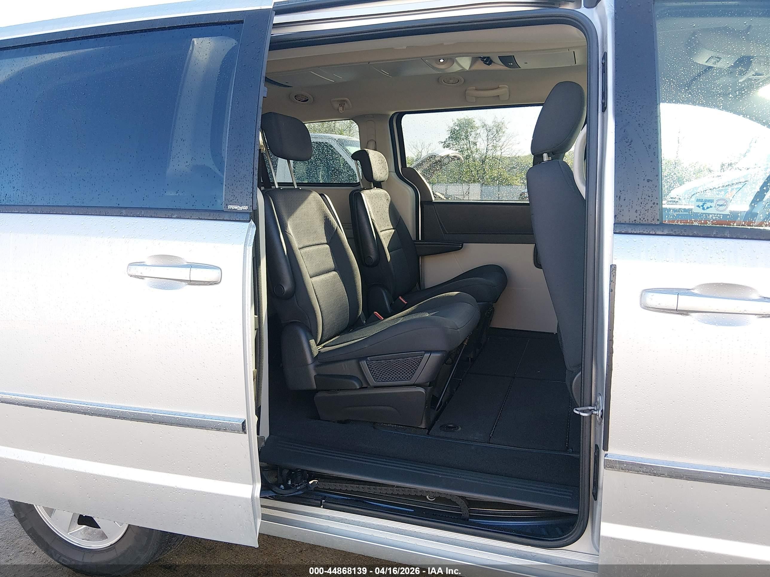2010 Dodge Grand Caravan Sxt Silver vin: 2D4RN5D10AR237655