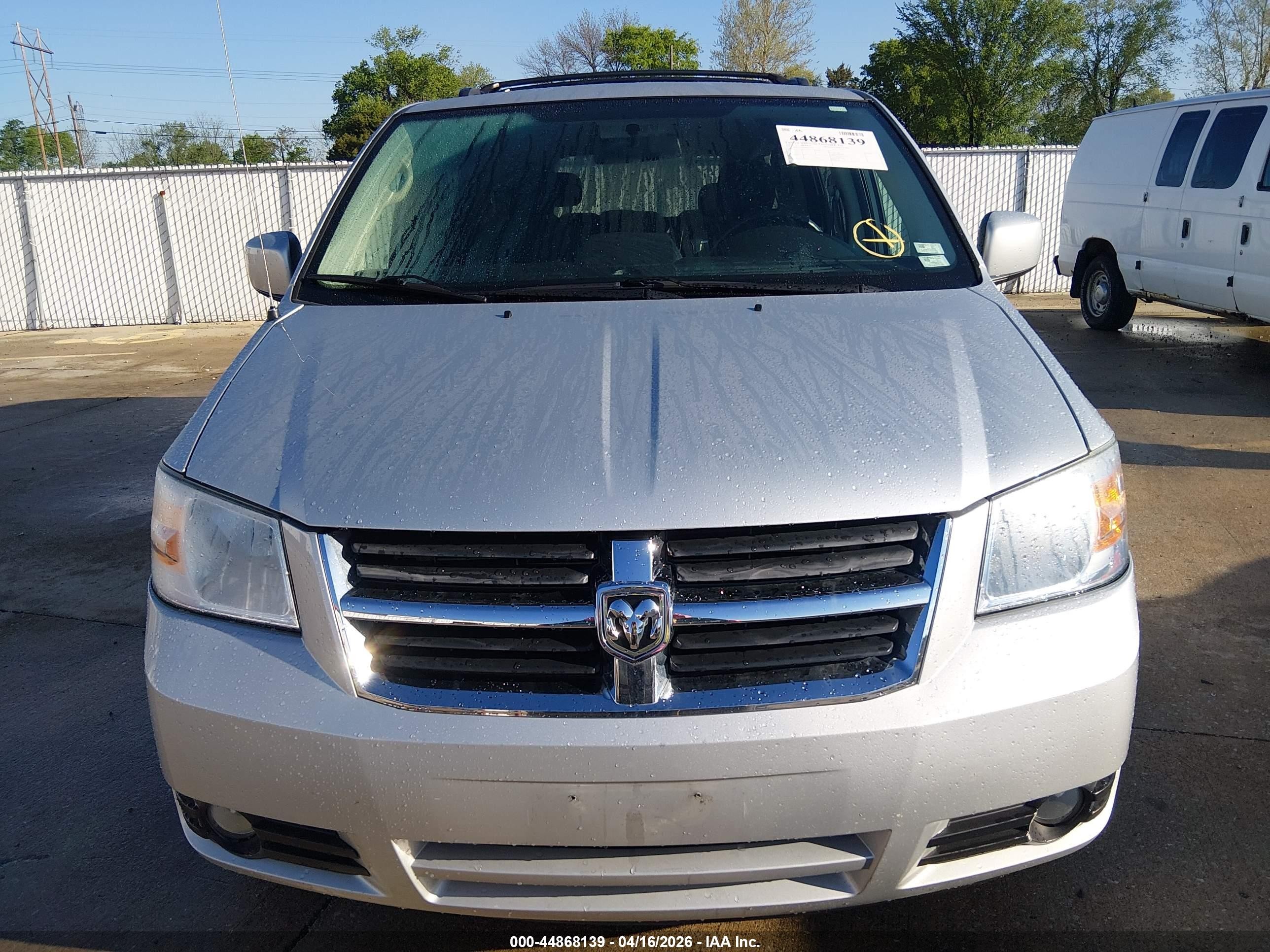2010 Dodge Grand Caravan Sxt Silver vin: 2D4RN5D10AR237655