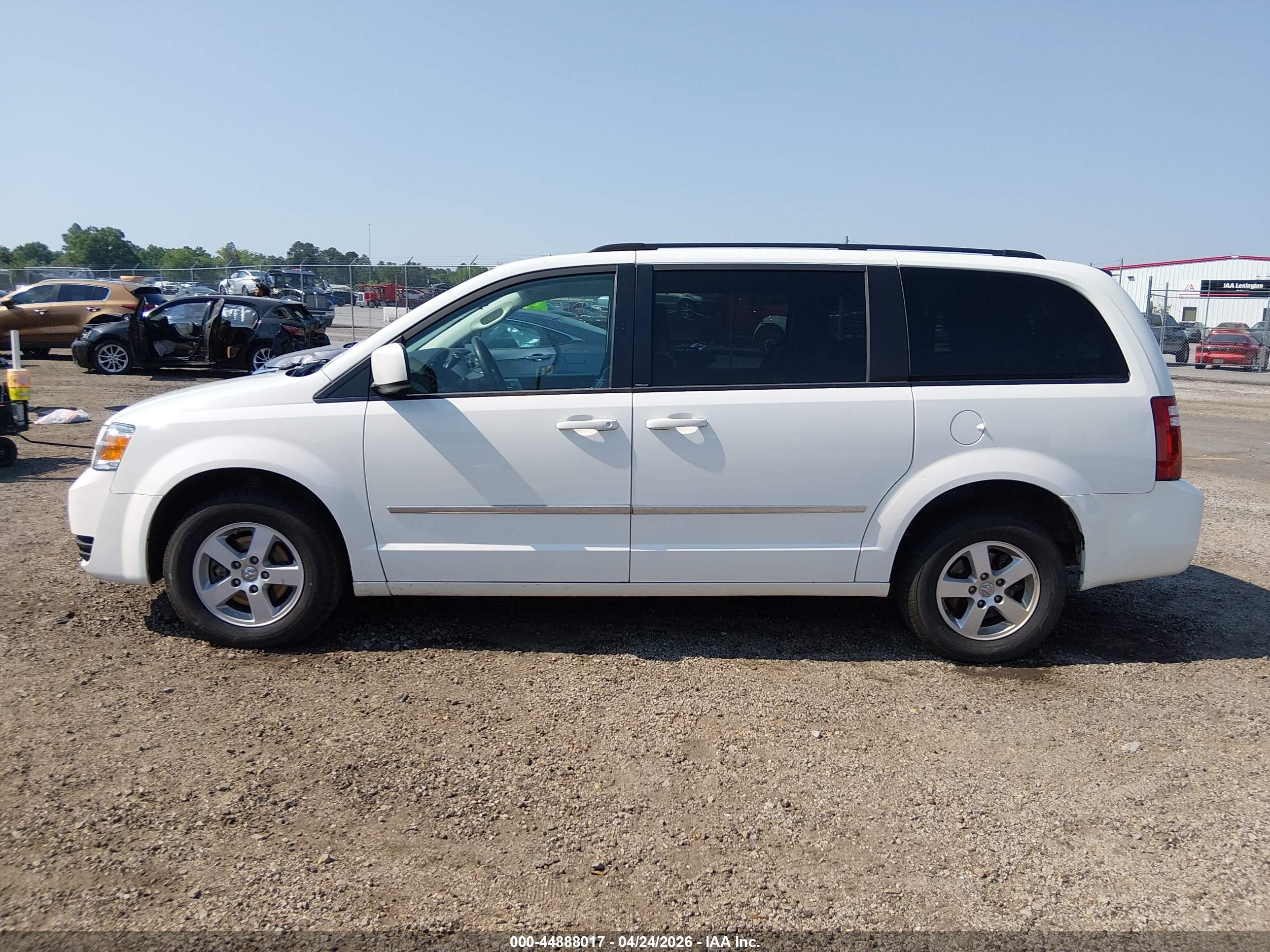 2010 Dodge Grand Caravan Sxt Белый vin: 2D4RN5D12AR434603