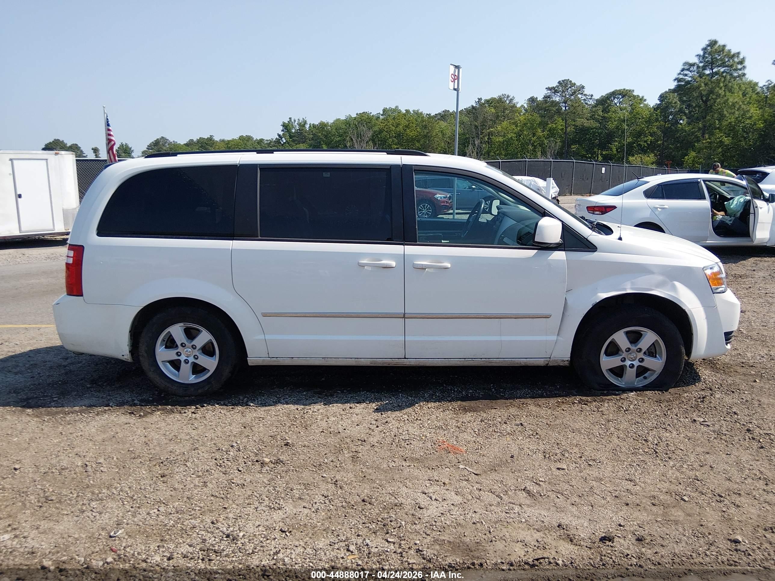 2010 Dodge Grand Caravan Sxt Белый vin: 2D4RN5D12AR434603