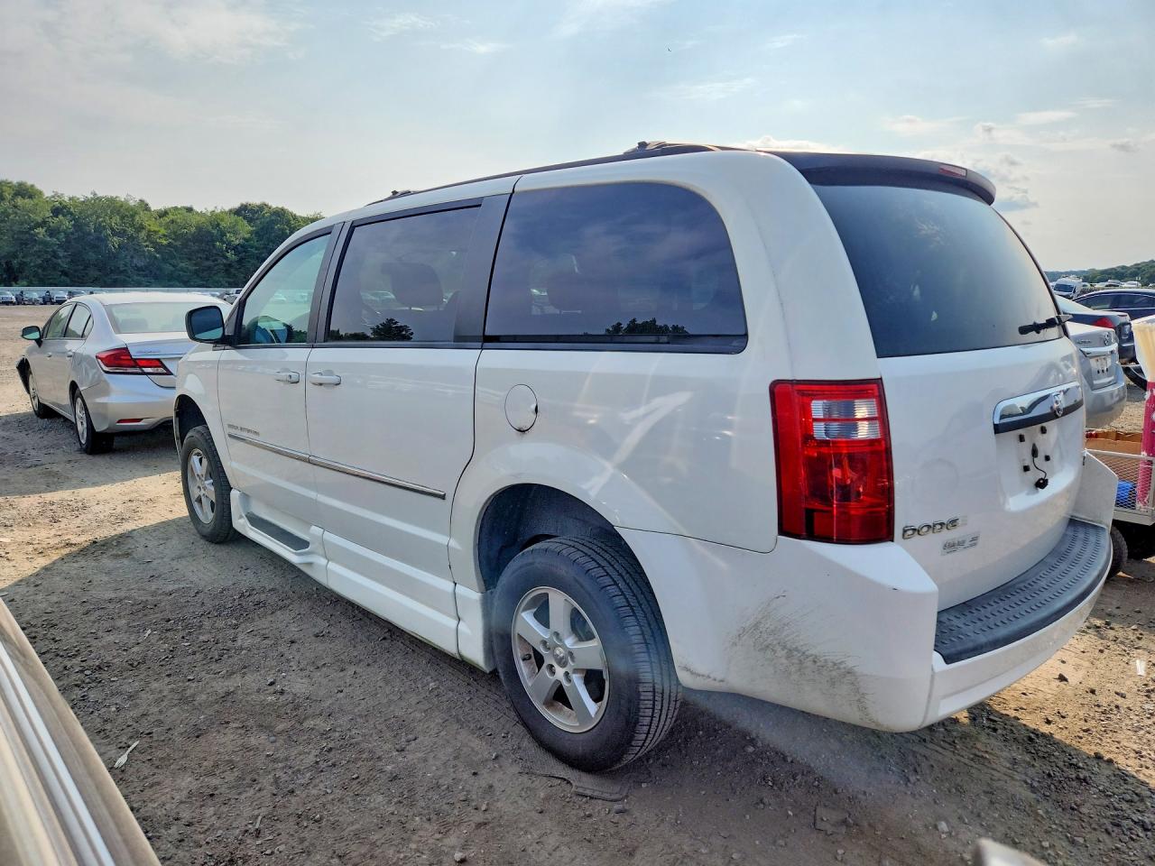2010 Dodge Grand Caravan Sxt White vin: 2D4RN5D15AR131198