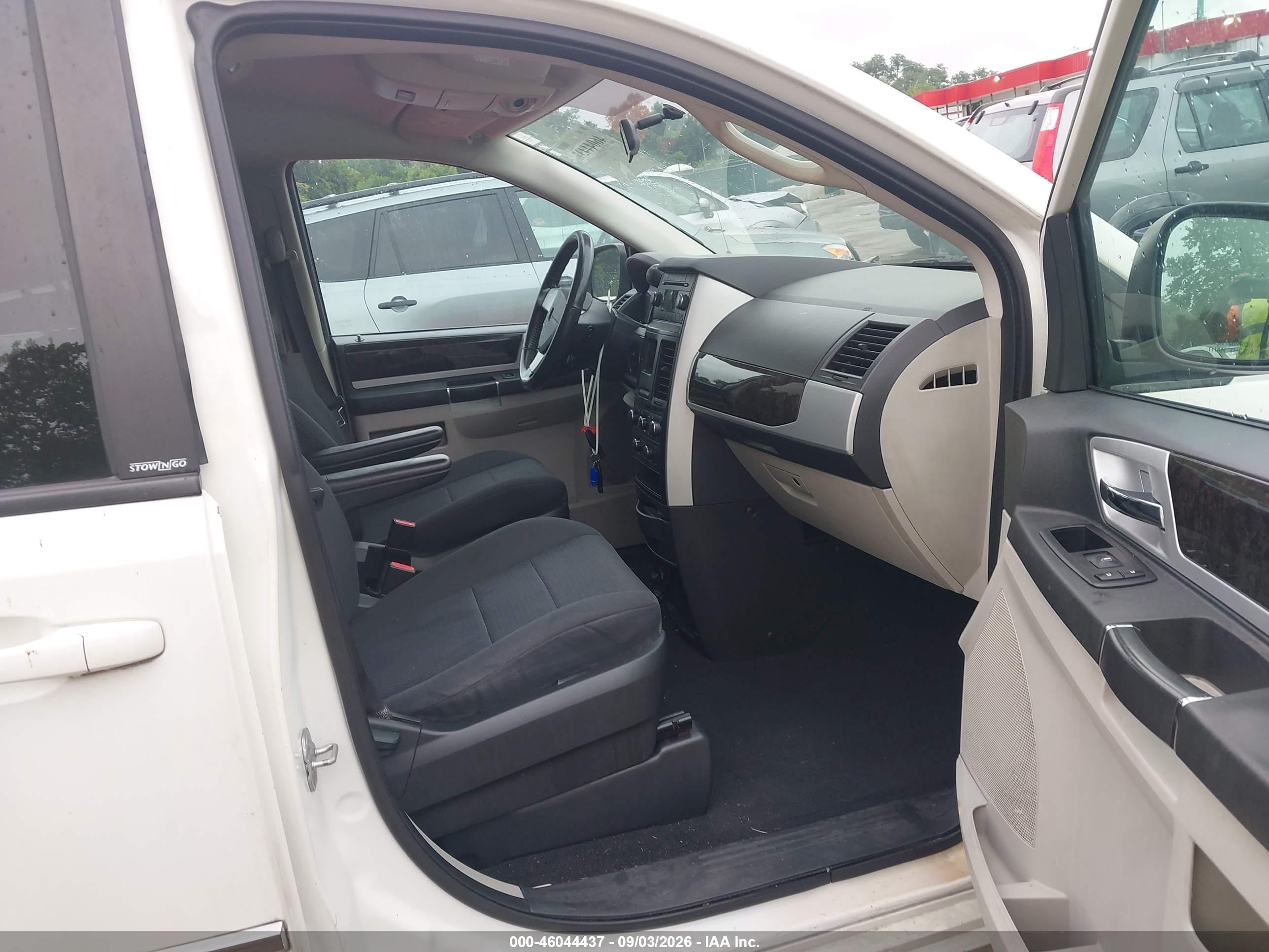2010 Dodge Grand Caravan Sxt Белый vin: 2D4RN5D15AR215814