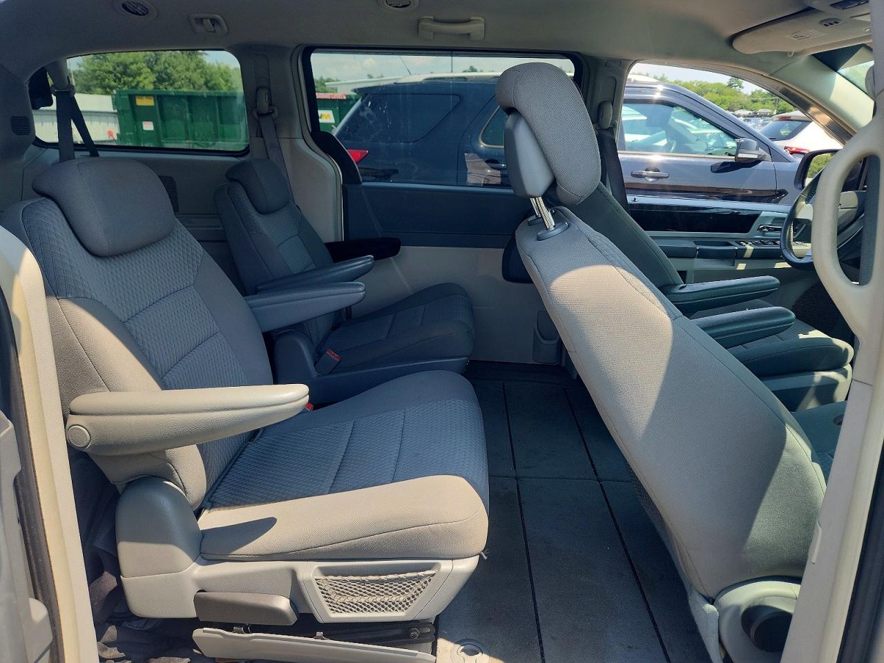 2010 Dodge Grand Caravan Sxt Silver vin: 2D4RN5D16AR409395