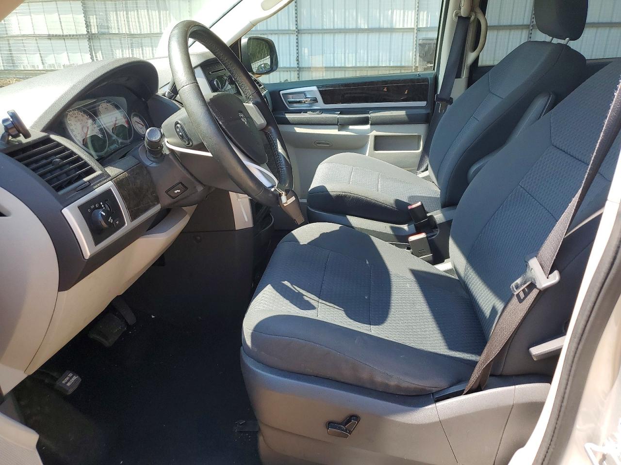 2010 Dodge Grand Caravan Sxt Silver vin: 2D4RN5D18AR181402