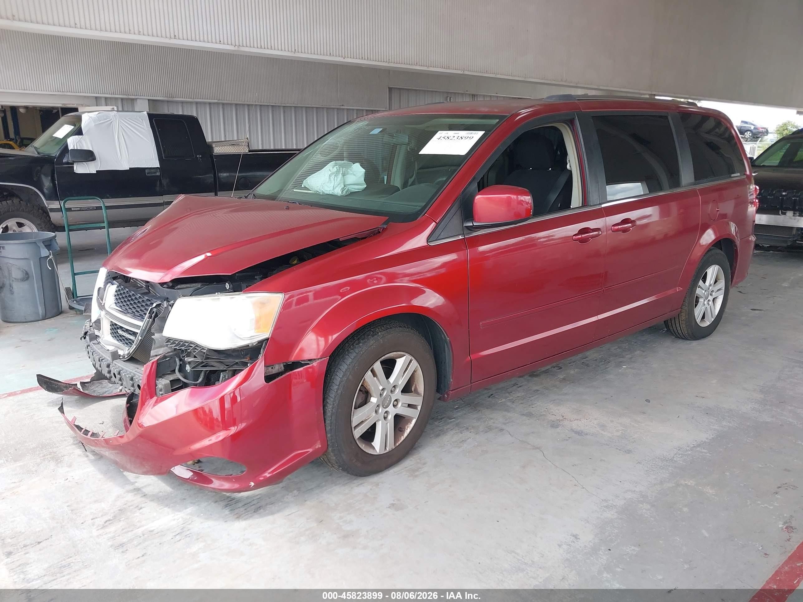 2011 Dodge Grand Caravan Crew Red vin: 2D4RN5DG1BR663179