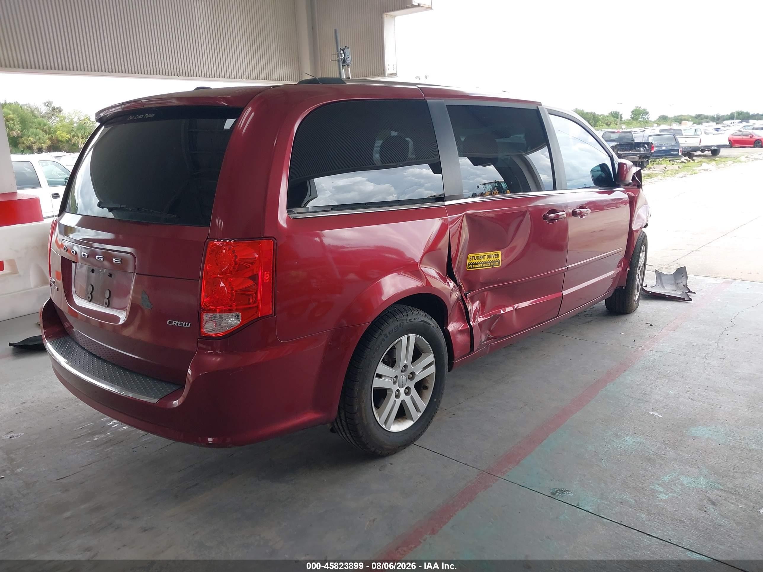2011 Dodge Grand Caravan Crew Red vin: 2D4RN5DG1BR663179