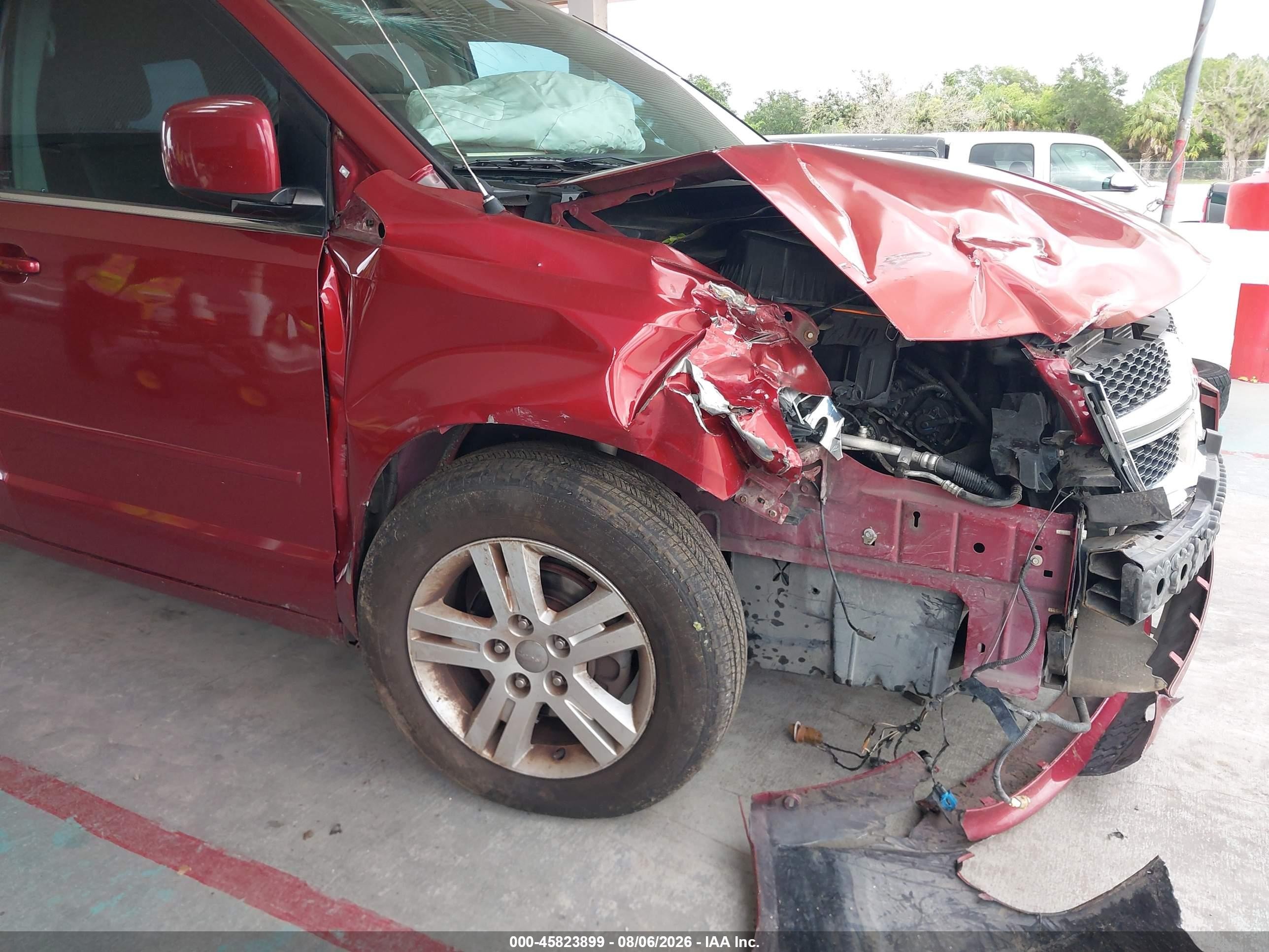 2011 Dodge Grand Caravan Crew Red vin: 2D4RN5DG1BR663179