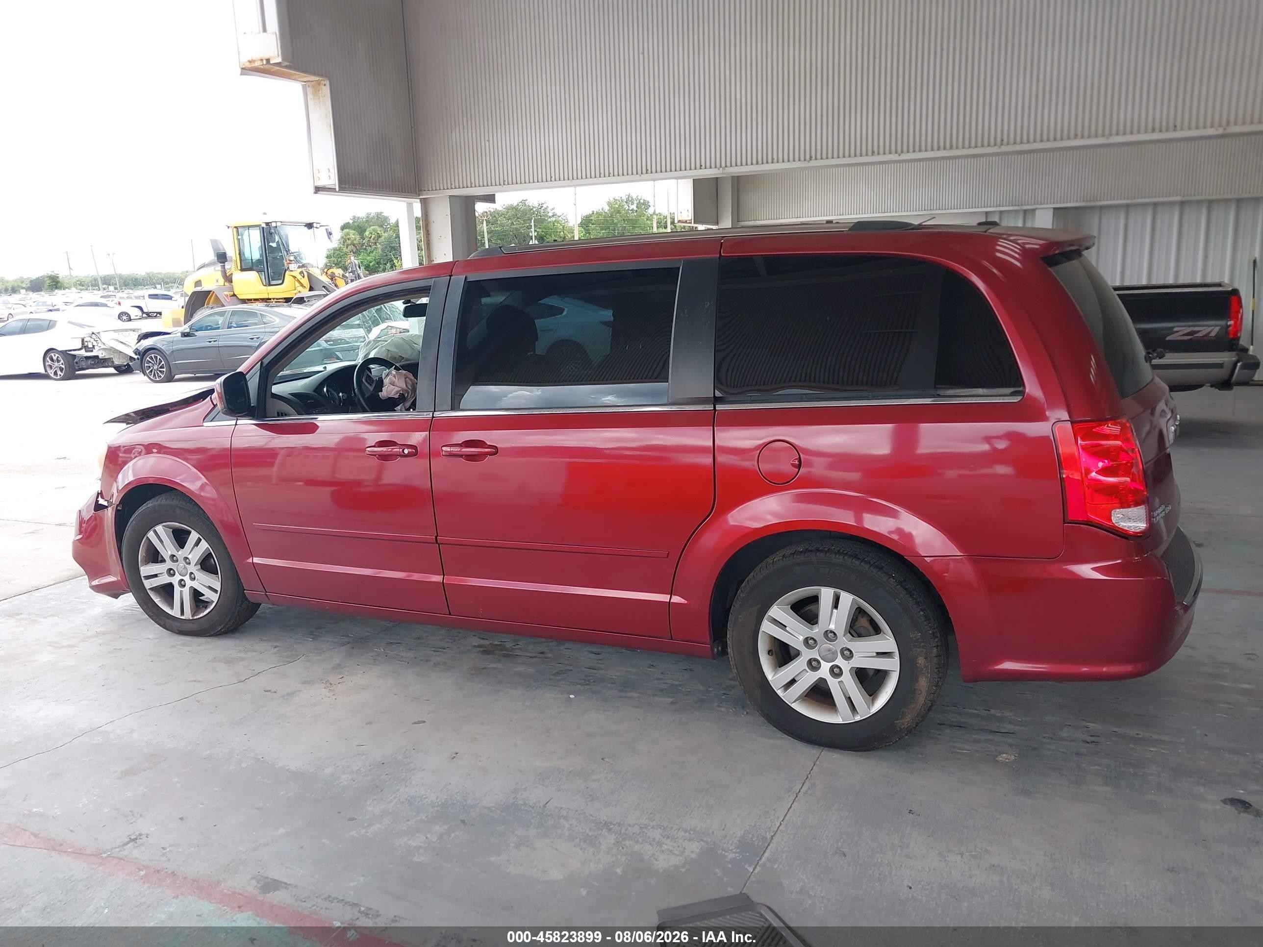 2011 Dodge Grand Caravan Crew Red vin: 2D4RN5DG1BR663179