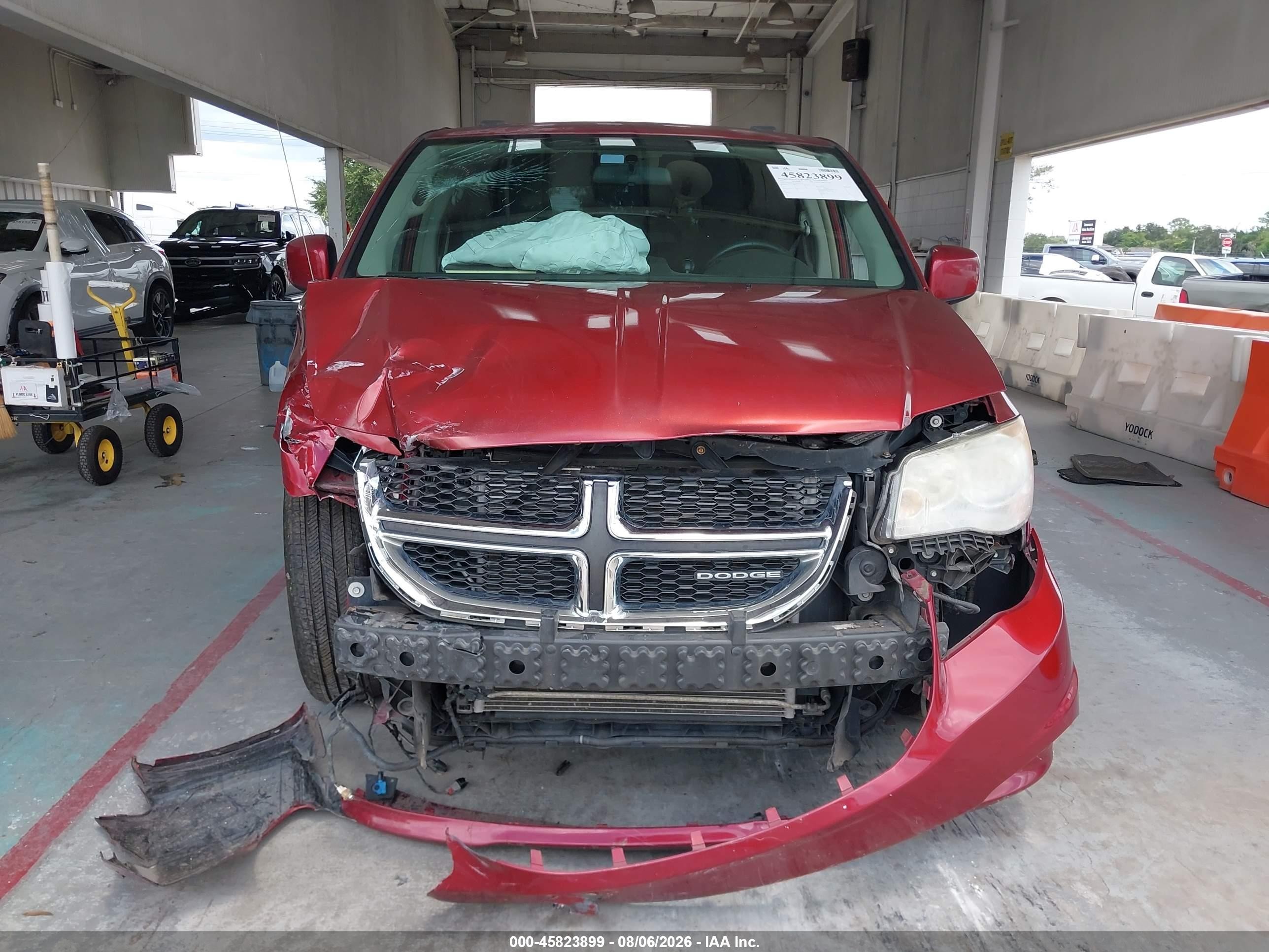 2011 Dodge Grand Caravan Crew Red vin: 2D4RN5DG1BR663179